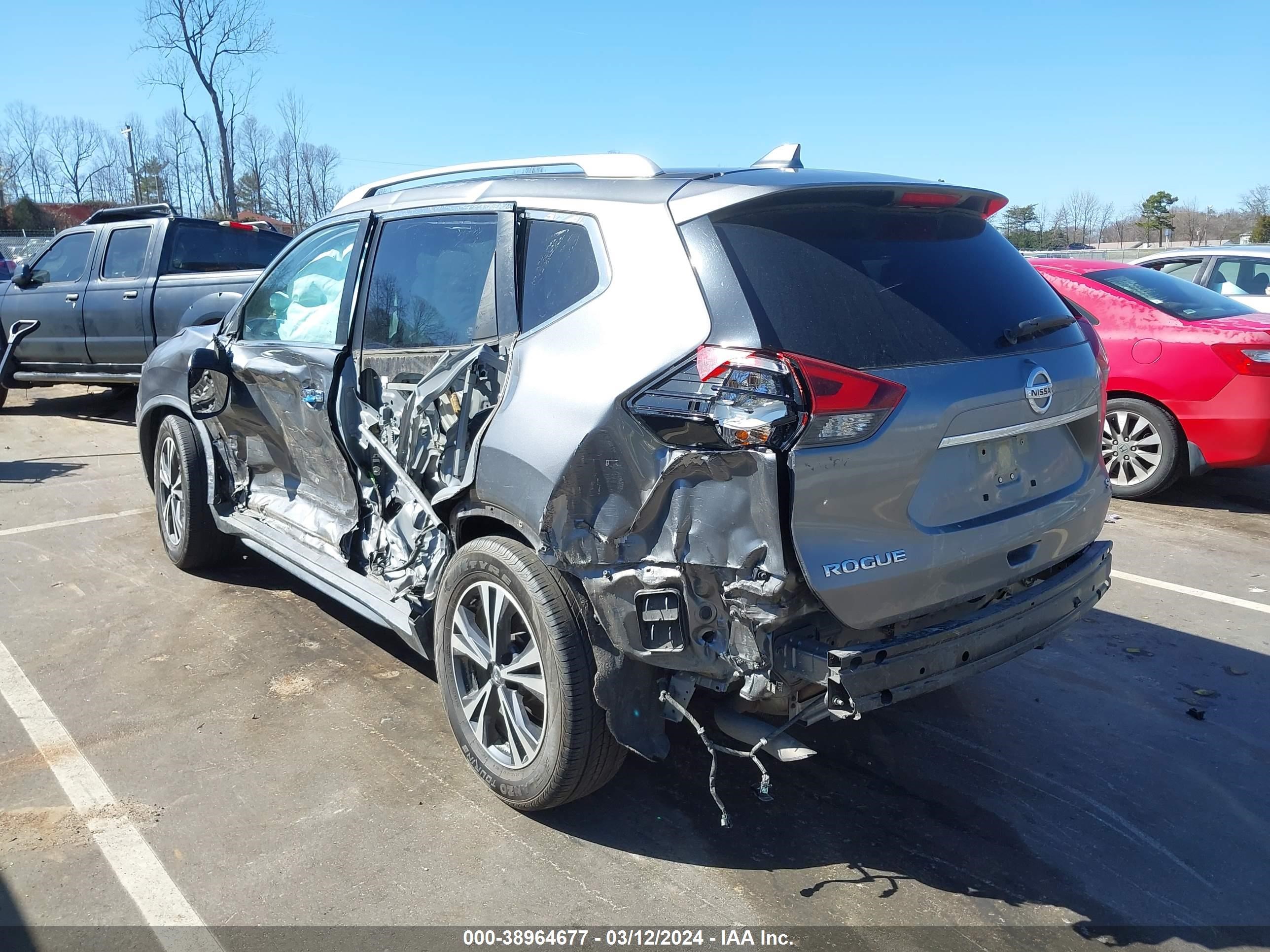 Photo 2 VIN: JN8AT2MT2JW462011 - NISSAN ROGUE 