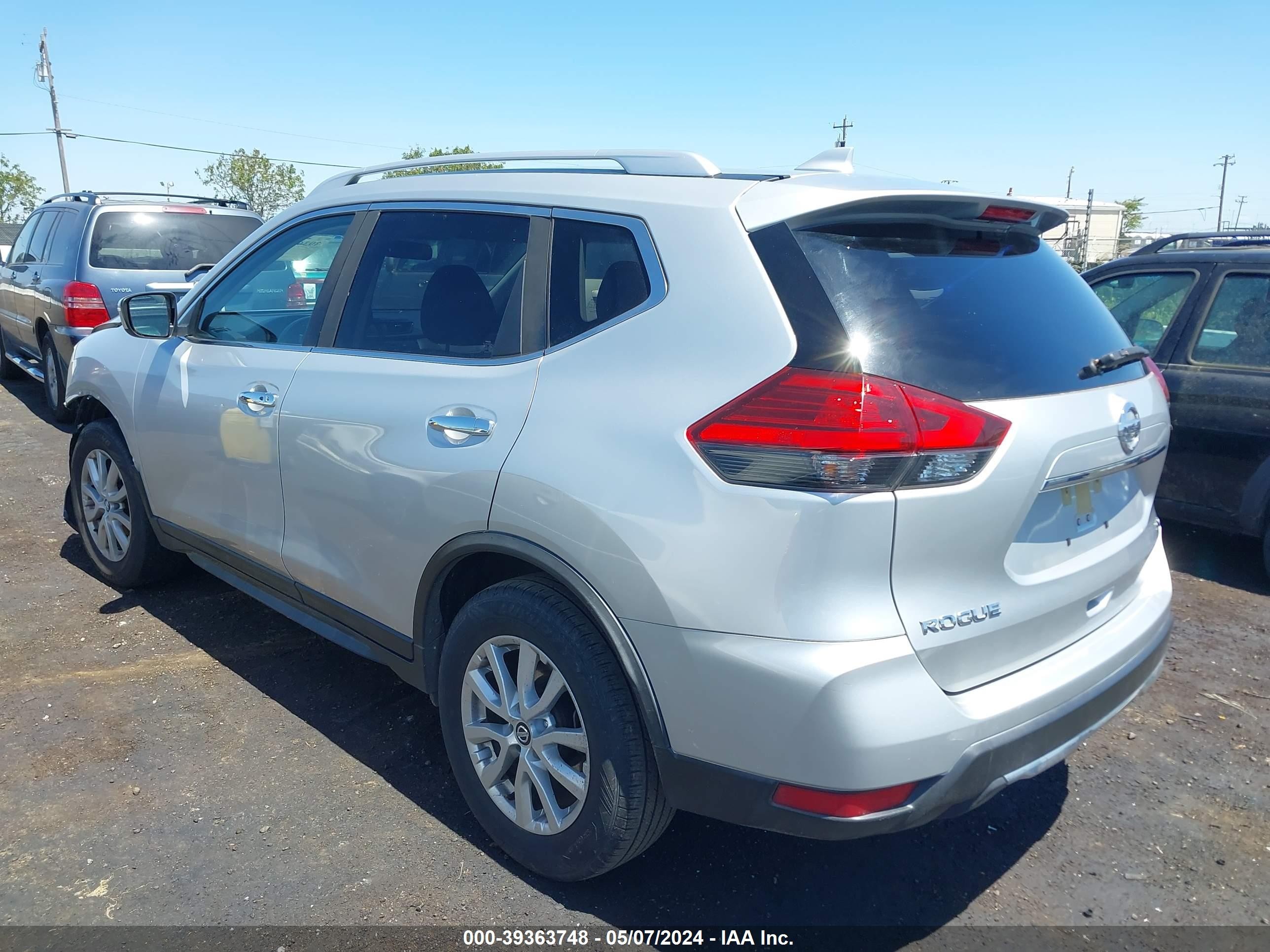 Photo 2 VIN: JN8AT2MT4HW153120 - NISSAN ROGUE 