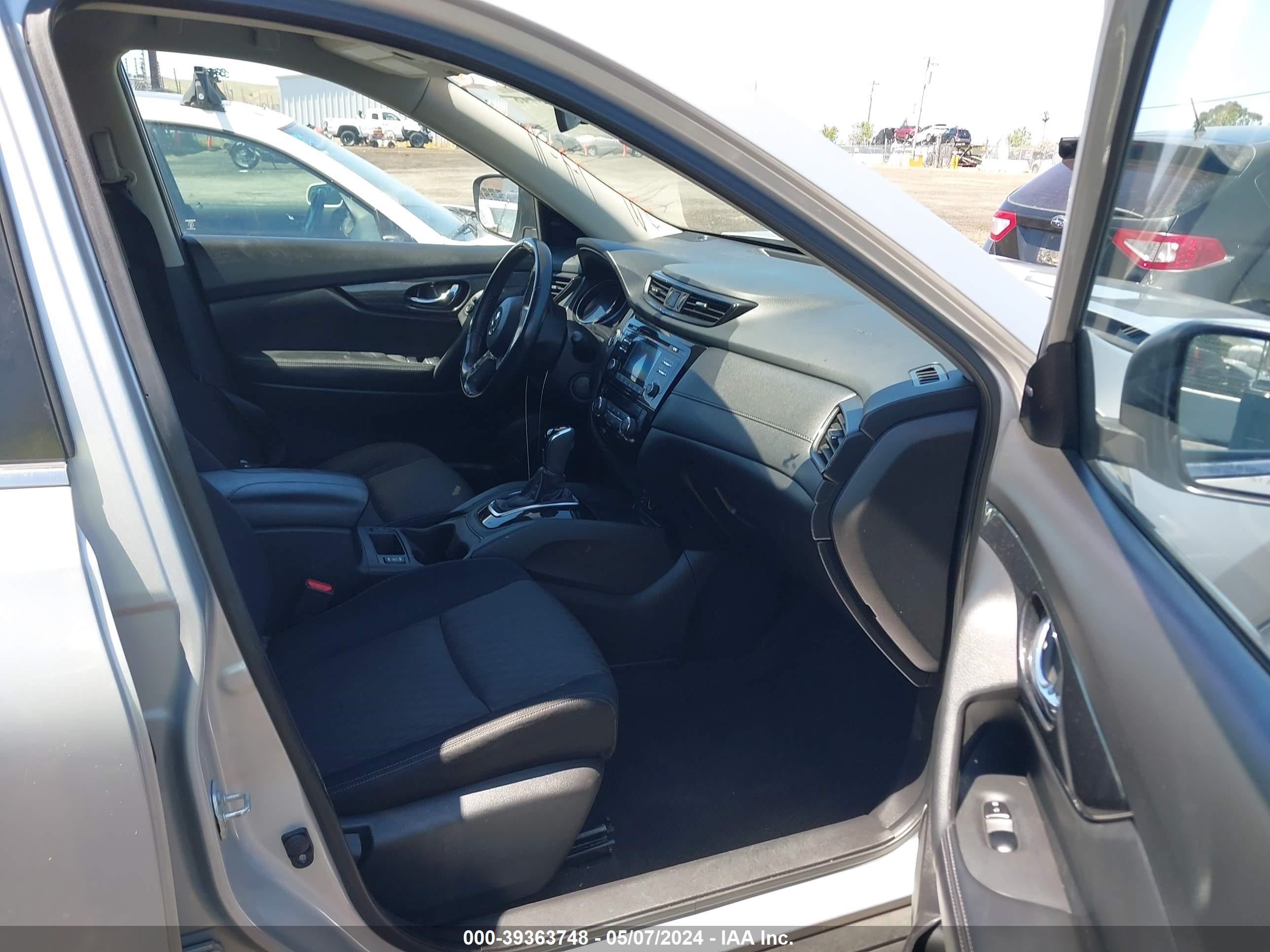 Photo 4 VIN: JN8AT2MT4HW153120 - NISSAN ROGUE 