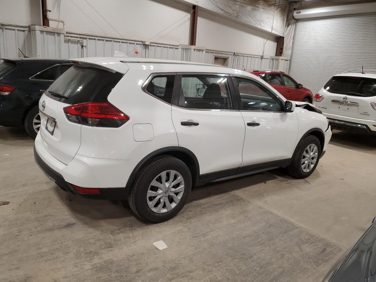 Photo 2 VIN: JN8AT2MT5HW136973 - NISSAN ROGUE 