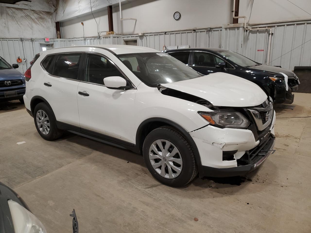 Photo 3 VIN: JN8AT2MT5HW136973 - NISSAN ROGUE 