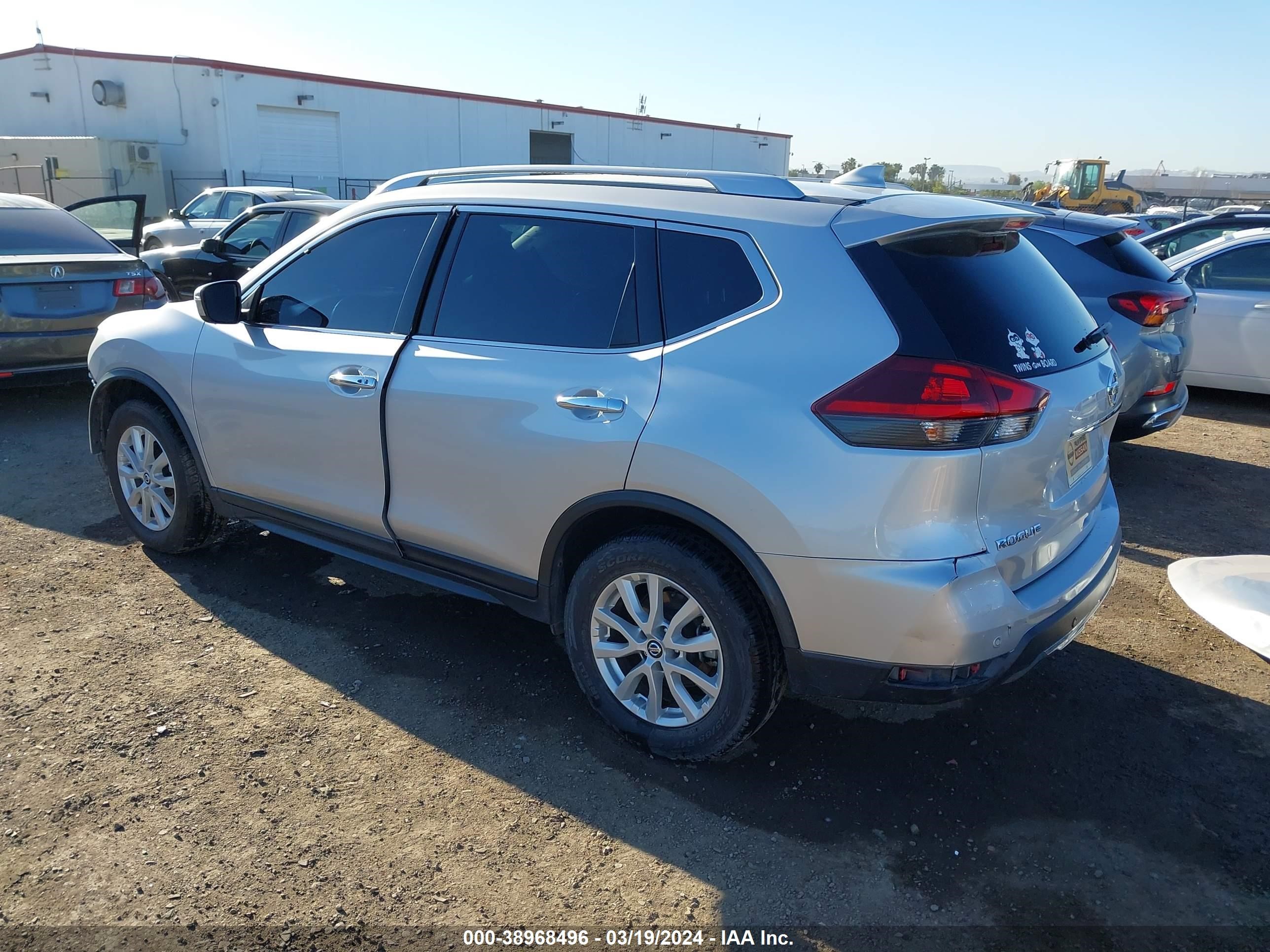 Photo 2 VIN: JN8AT2MT6LW032517 - NISSAN ROGUE 