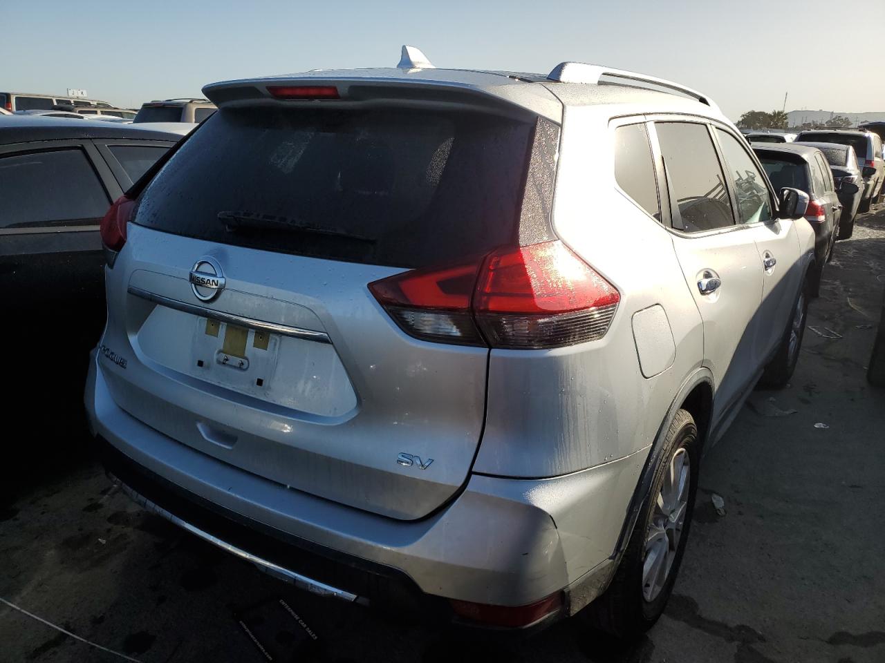 Photo 2 VIN: JN8AT2MT8HW142508 - NISSAN ROGUE 