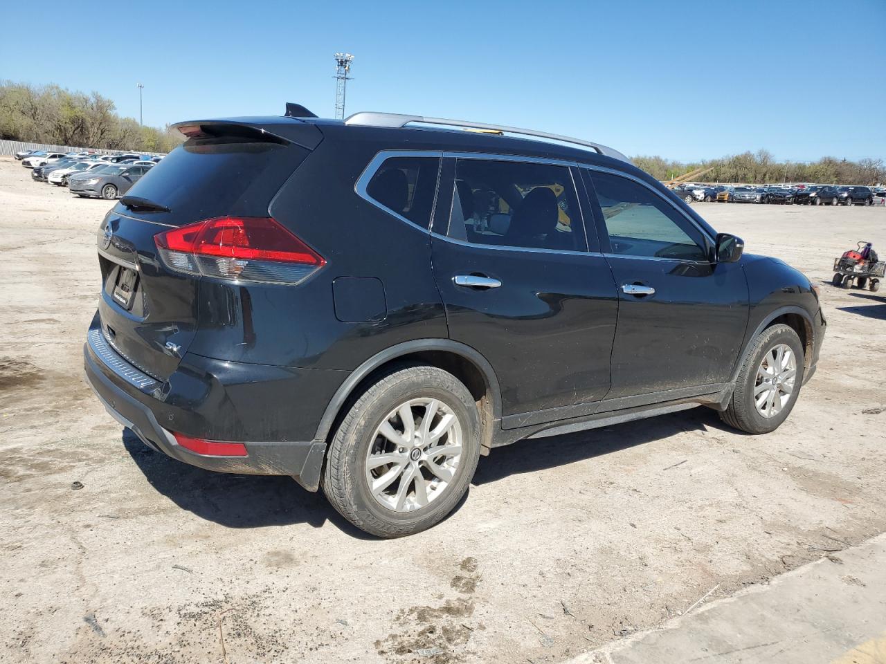 Photo 2 VIN: JN8AT2MT8KW258363 - NISSAN ROGUE 