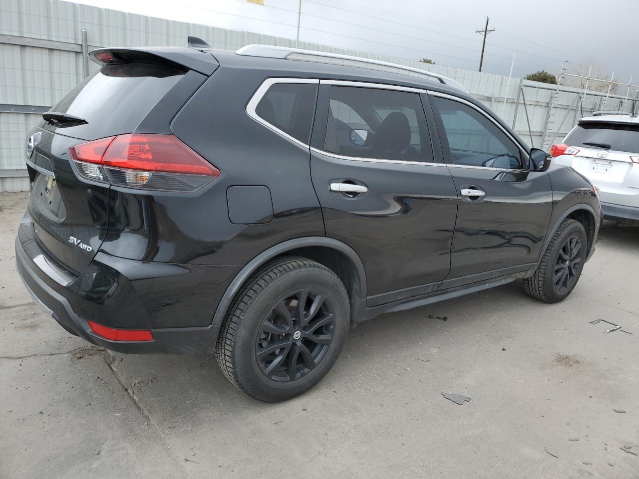 Photo 2 VIN: JN8AT2MV0JW308219 - NISSAN ROGUE 