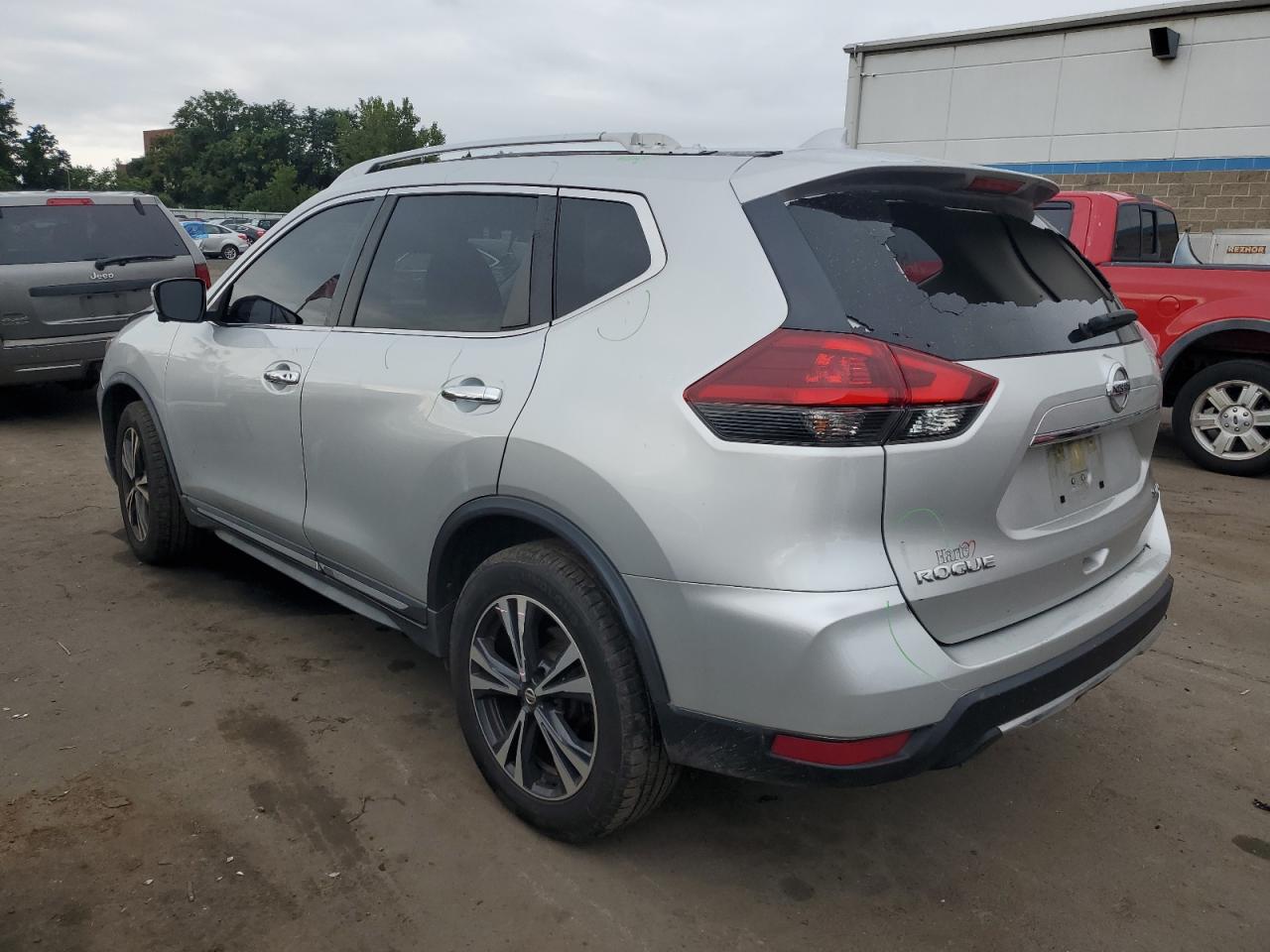 Photo 1 VIN: JN8AT2MV0JW317938 - NISSAN ROGUE 