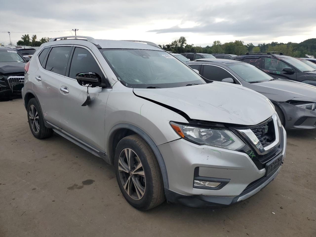 Photo 3 VIN: JN8AT2MV0JW317938 - NISSAN ROGUE 