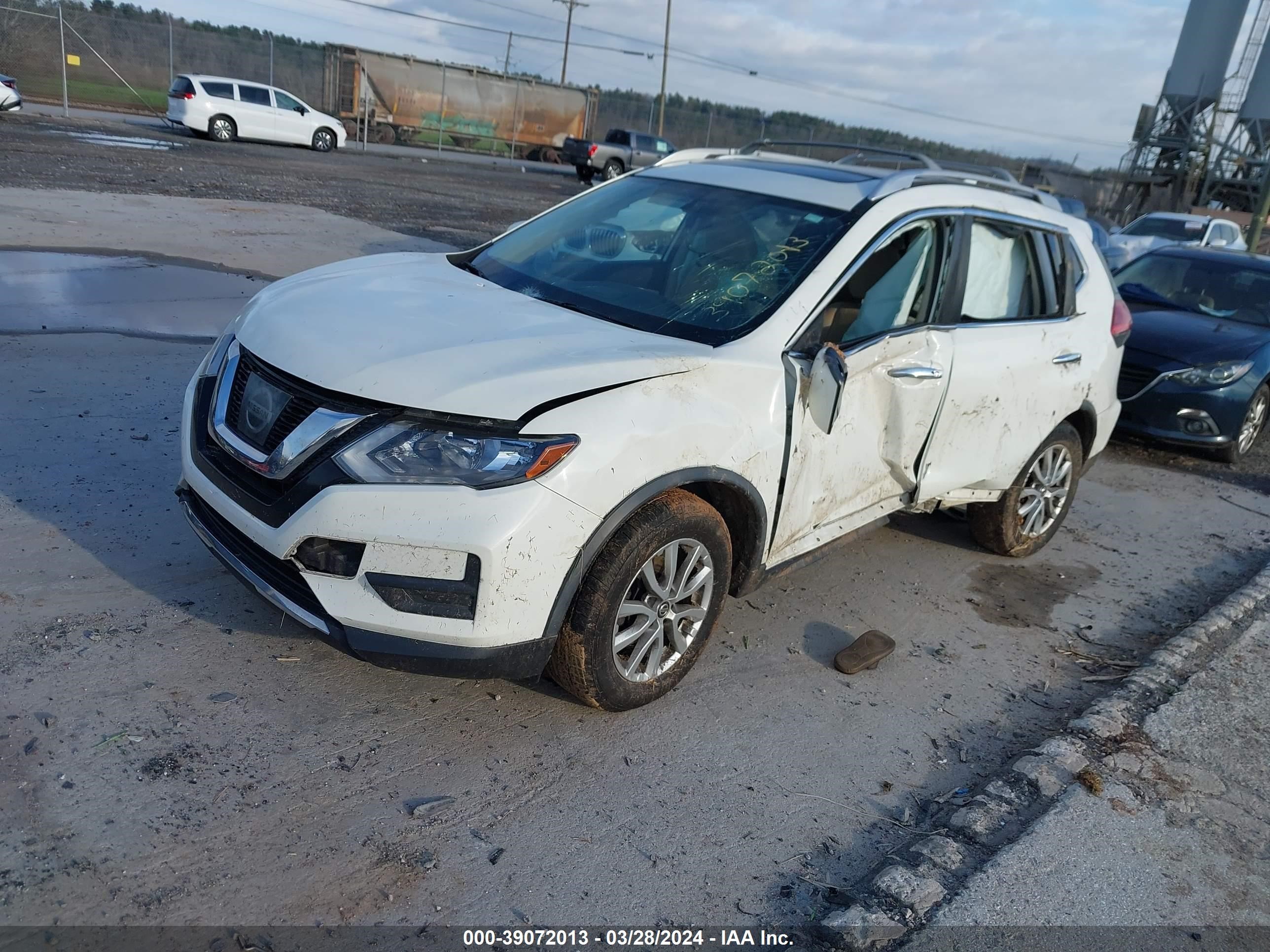 Photo 1 VIN: JN8AT2MV1HW025807 - NISSAN ROGUE 