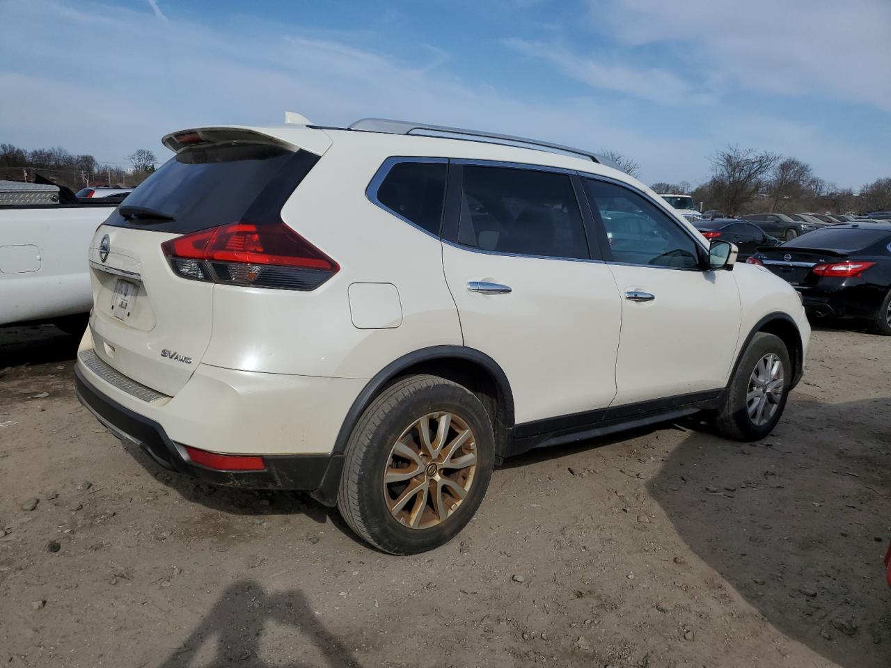 Photo 2 VIN: JN8AT2MV1JW306558 - NISSAN ROGUE 