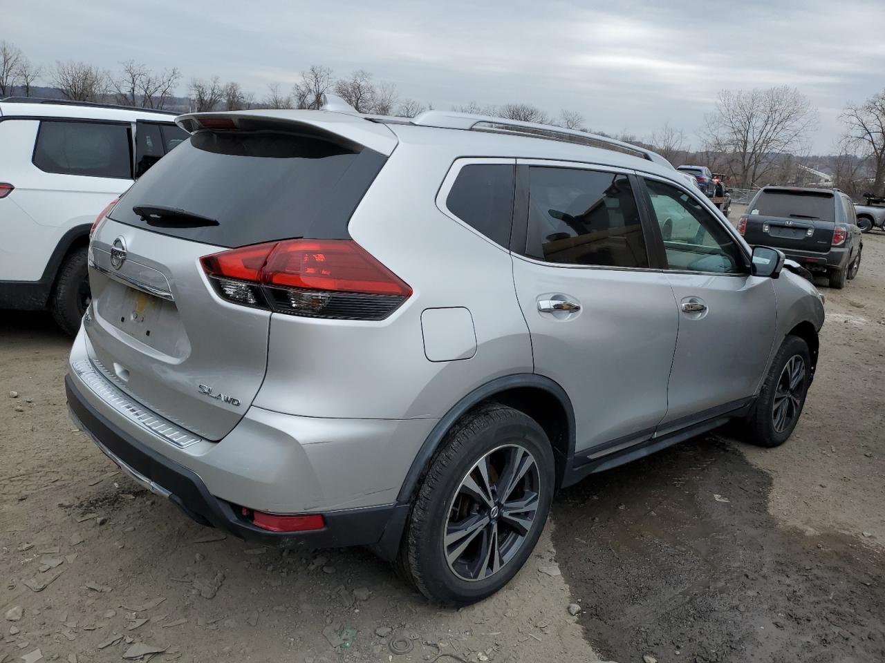 Photo 2 VIN: JN8AT2MV1JW309587 - NISSAN ROGUE 