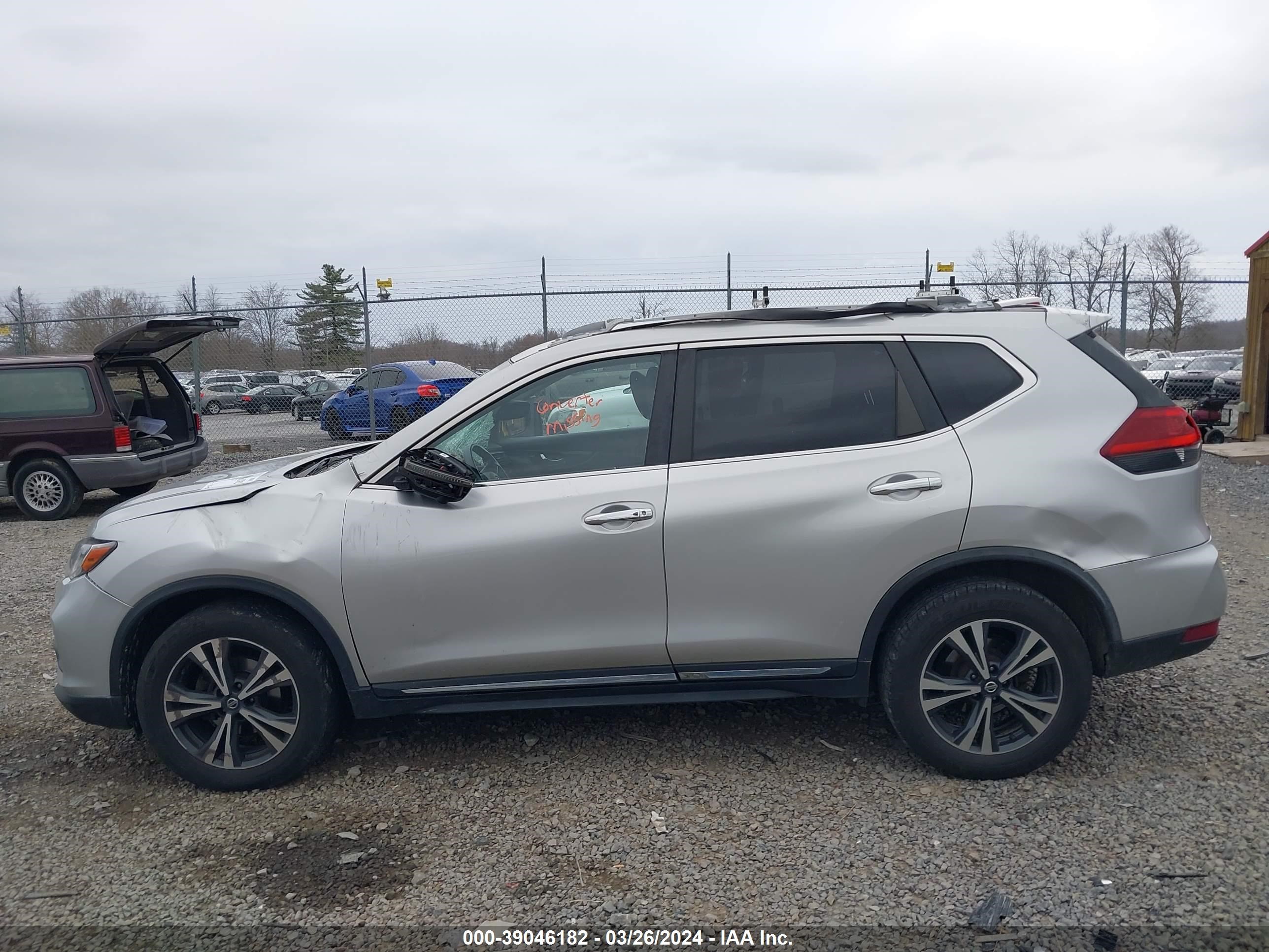 Photo 12 VIN: JN8AT2MV1JW317642 - NISSAN ROGUE 