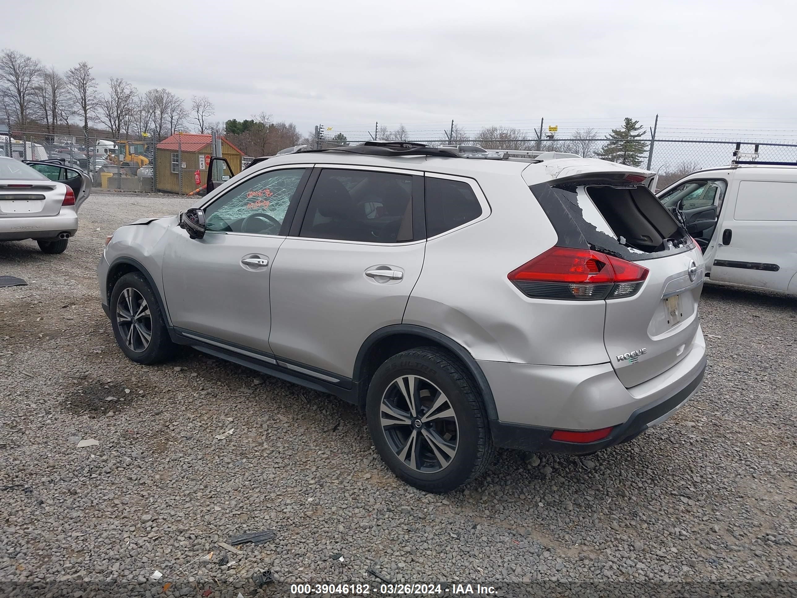 Photo 2 VIN: JN8AT2MV1JW317642 - NISSAN ROGUE 