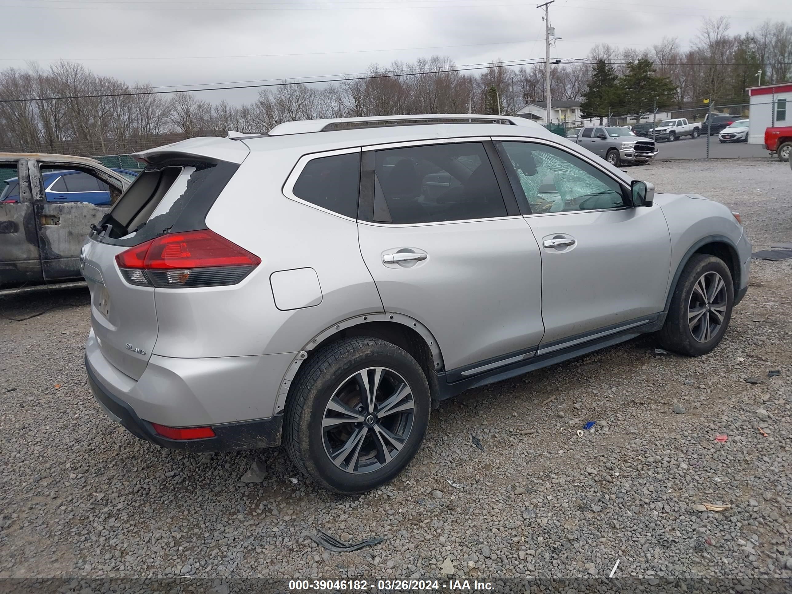 Photo 3 VIN: JN8AT2MV1JW317642 - NISSAN ROGUE 