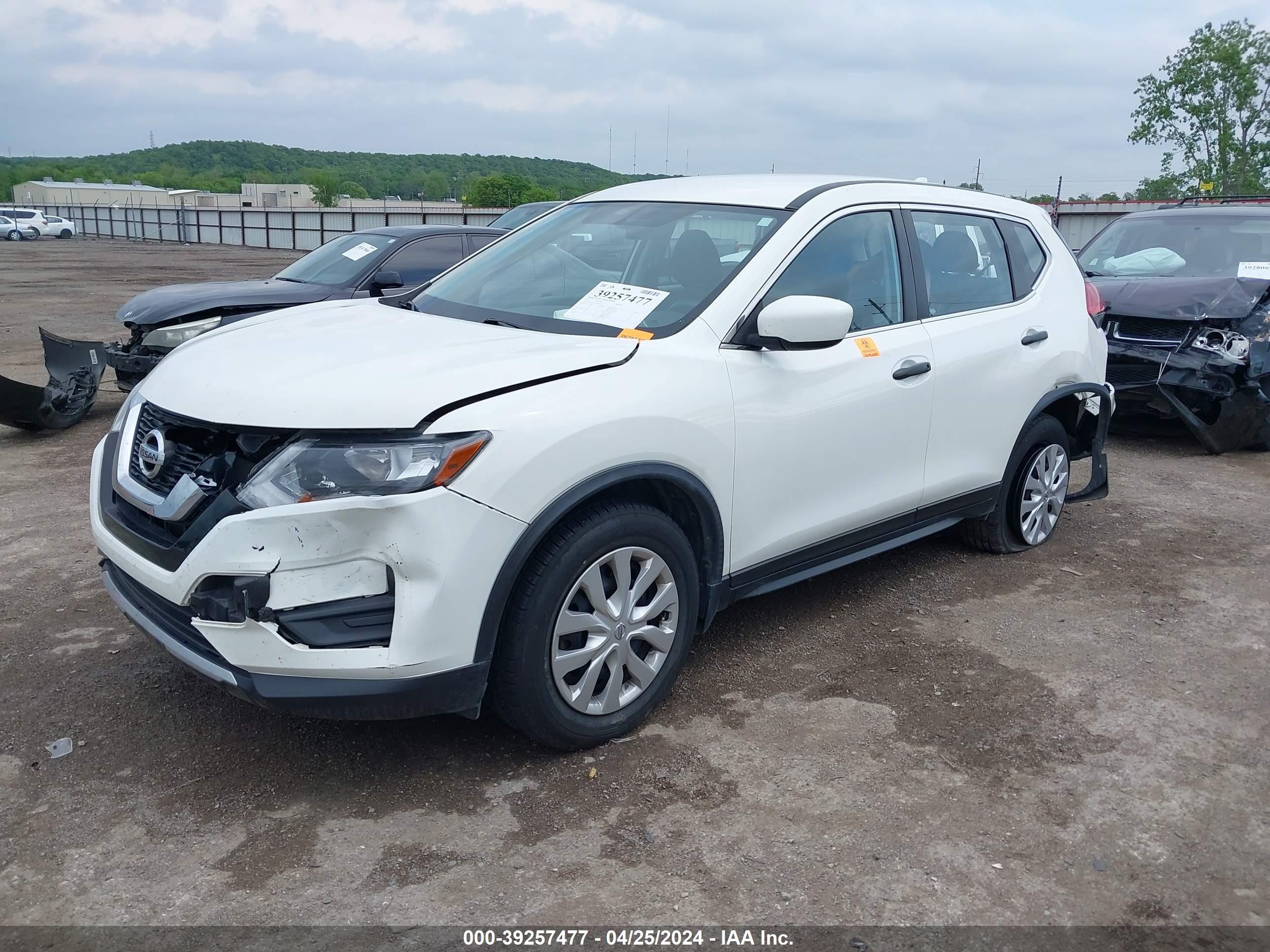 Photo 1 VIN: JN8AT2MV2HW005761 - NISSAN ROGUE 