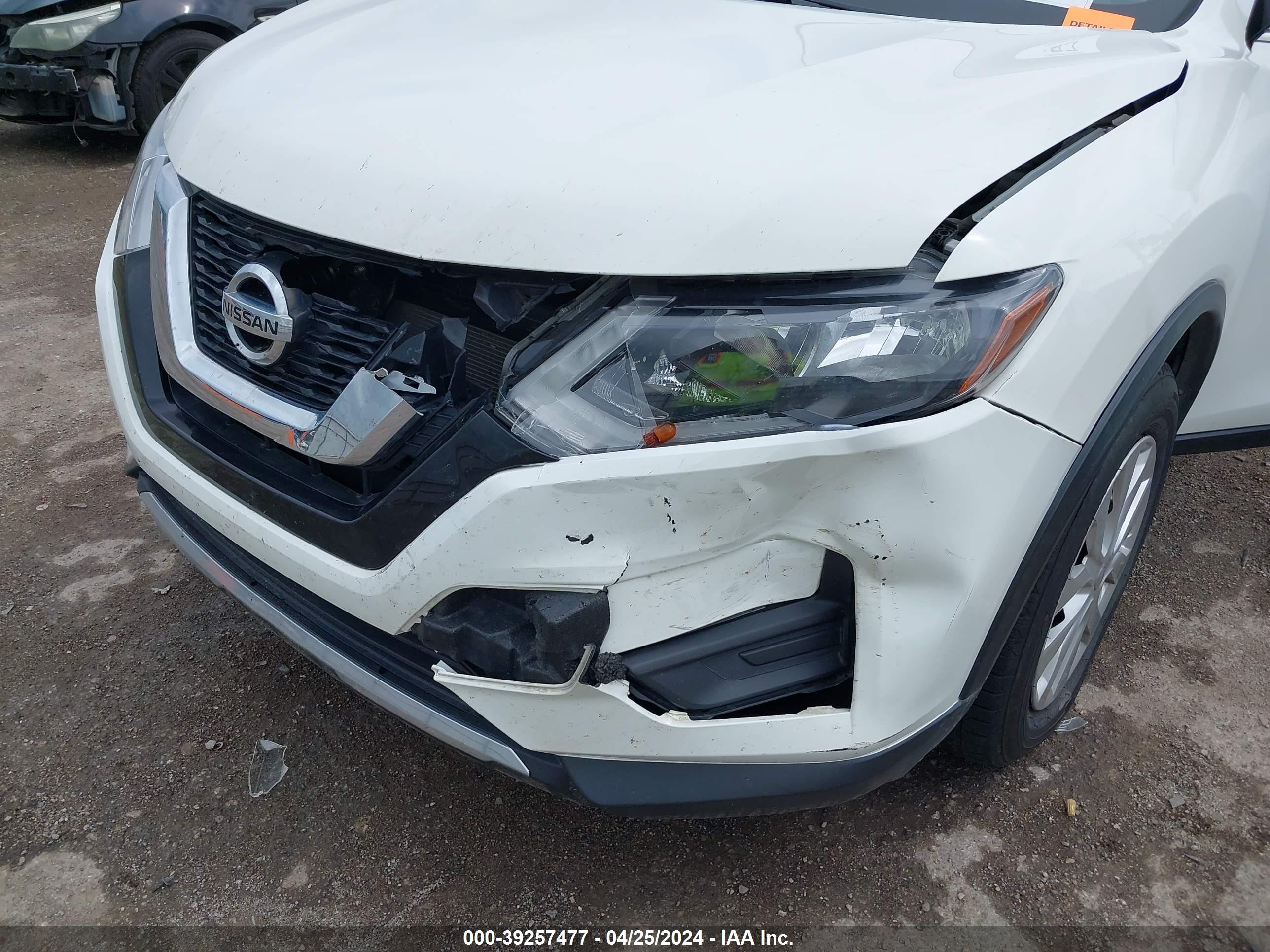 Photo 4 VIN: JN8AT2MV2HW005761 - NISSAN ROGUE 