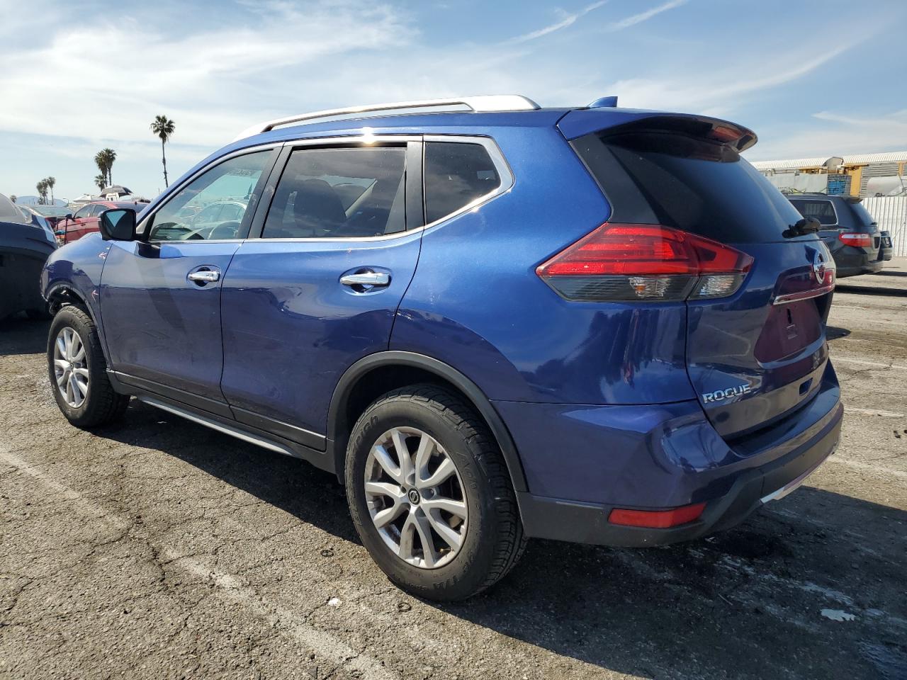 Photo 1 VIN: JN8AT2MV2HW010586 - NISSAN ROGUE 