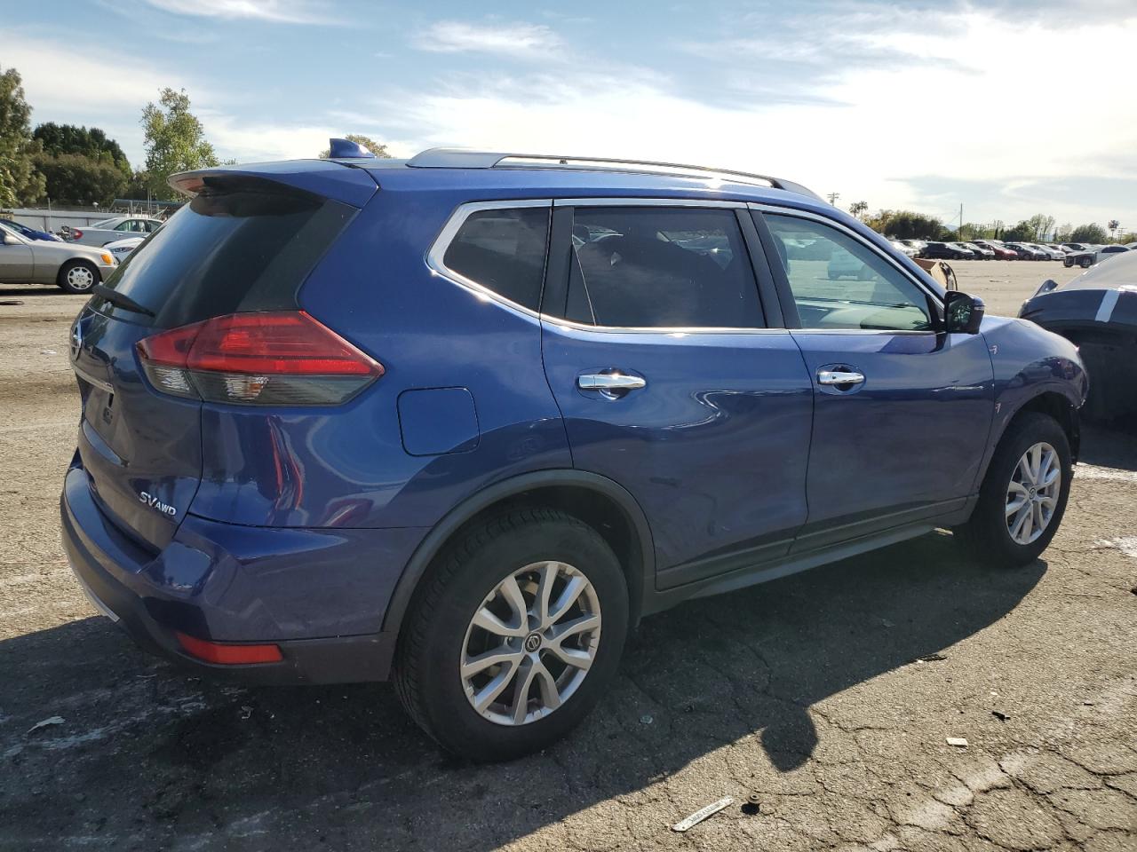 Photo 2 VIN: JN8AT2MV2HW010586 - NISSAN ROGUE 