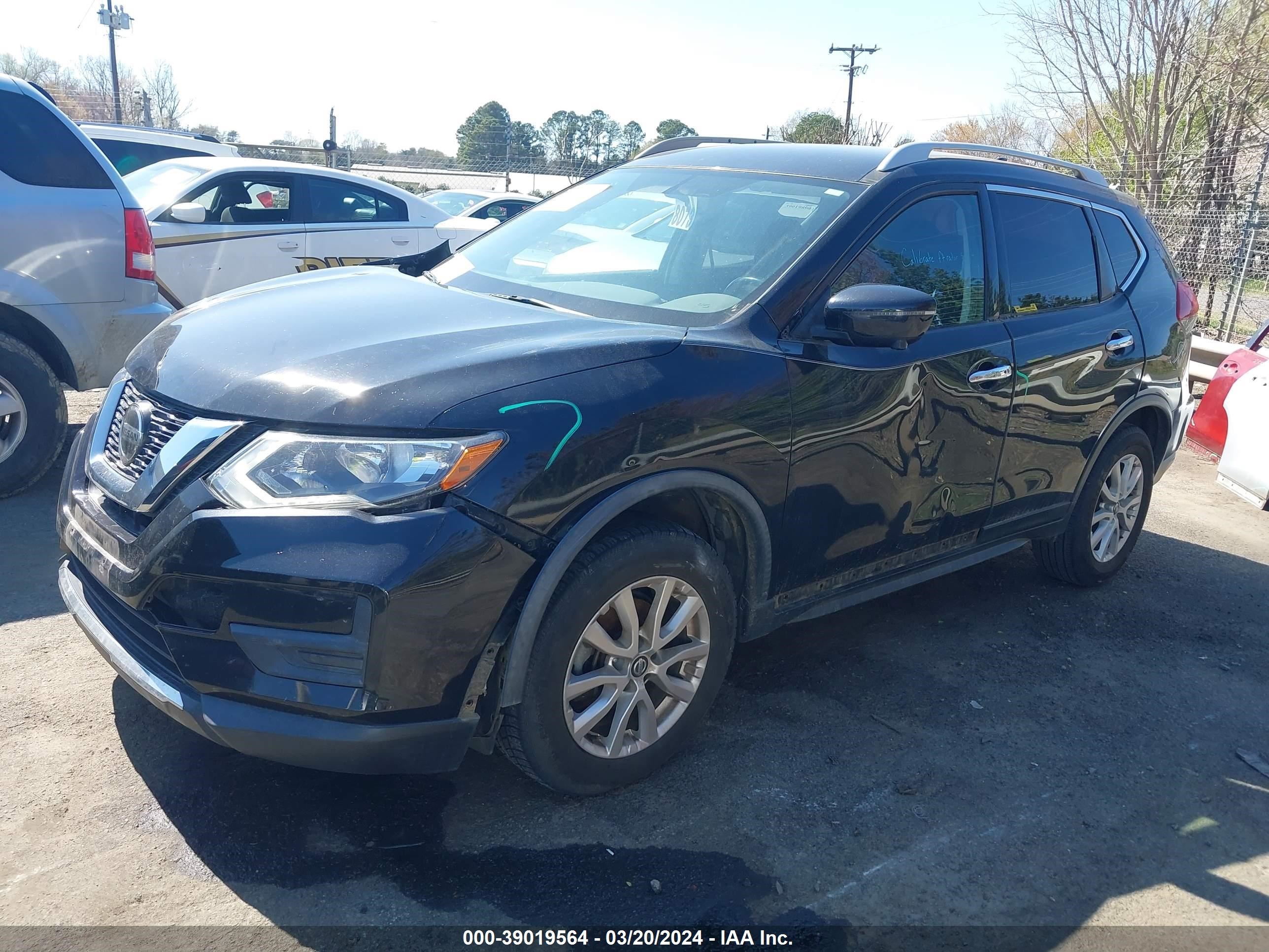 Photo 1 VIN: JN8AT2MV2JW303961 - NISSAN ROGUE 