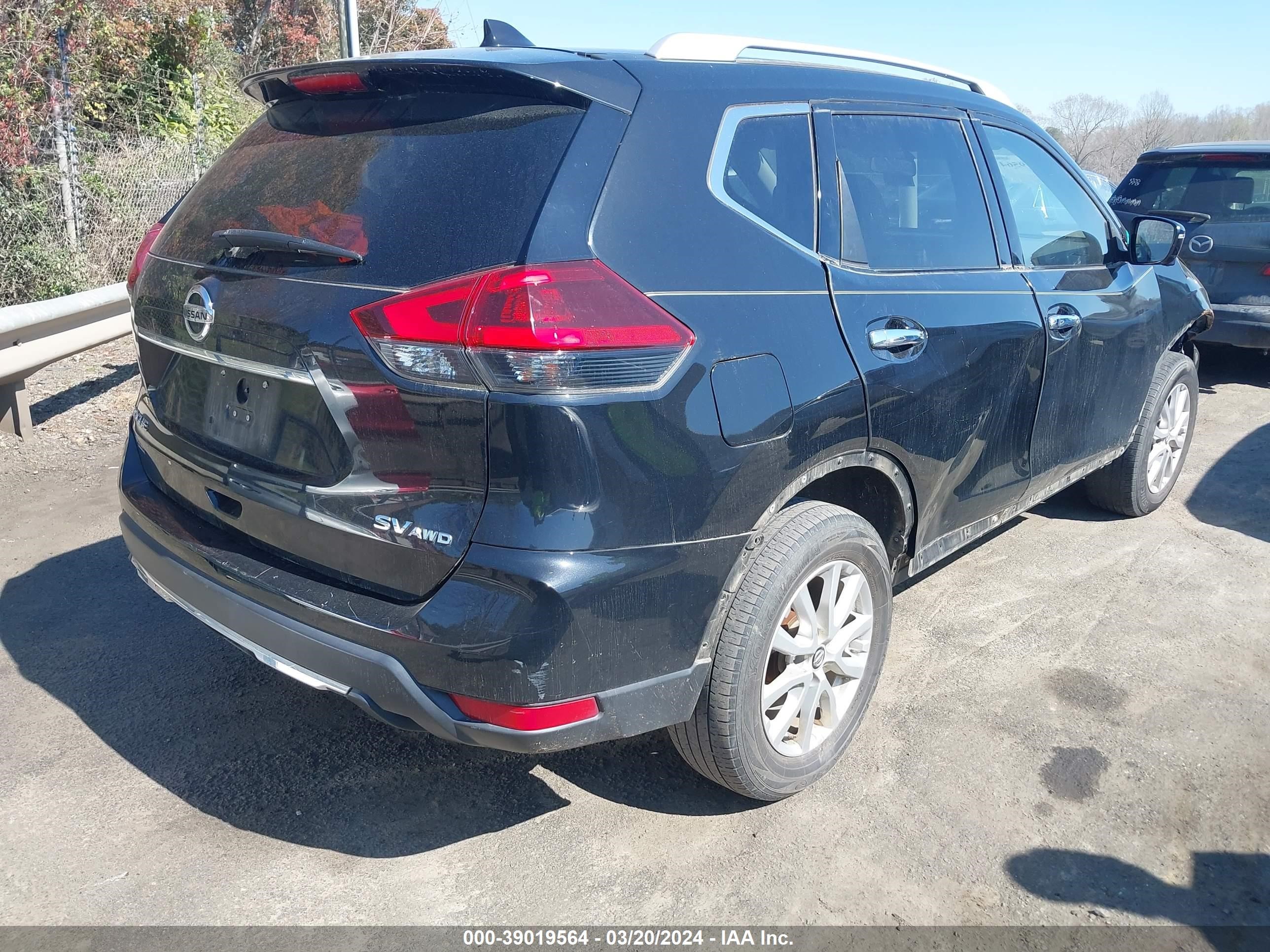 Photo 3 VIN: JN8AT2MV2JW303961 - NISSAN ROGUE 