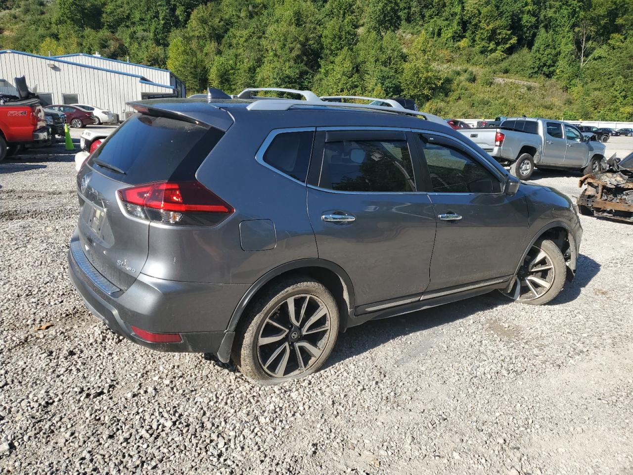 Photo 2 VIN: JN8AT2MV2JW326897 - NISSAN ROGUE 