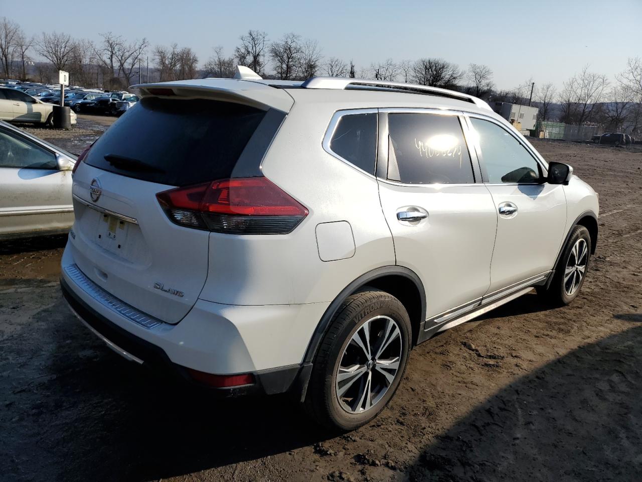 Photo 2 VIN: JN8AT2MV2JW353565 - NISSAN ROGUE 