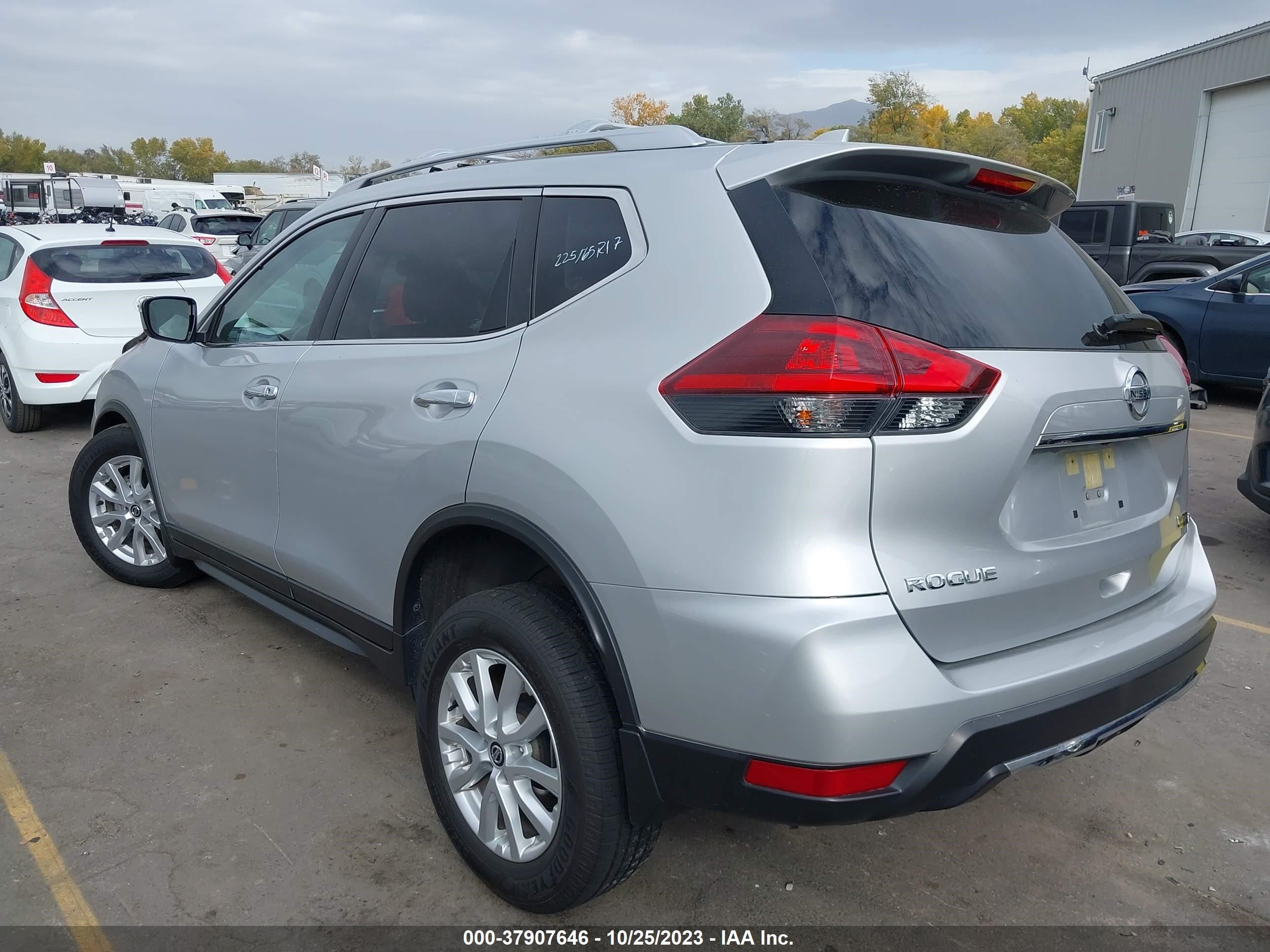 Photo 2 VIN: JN8AT2MV2LW137878 - NISSAN ROGUE 