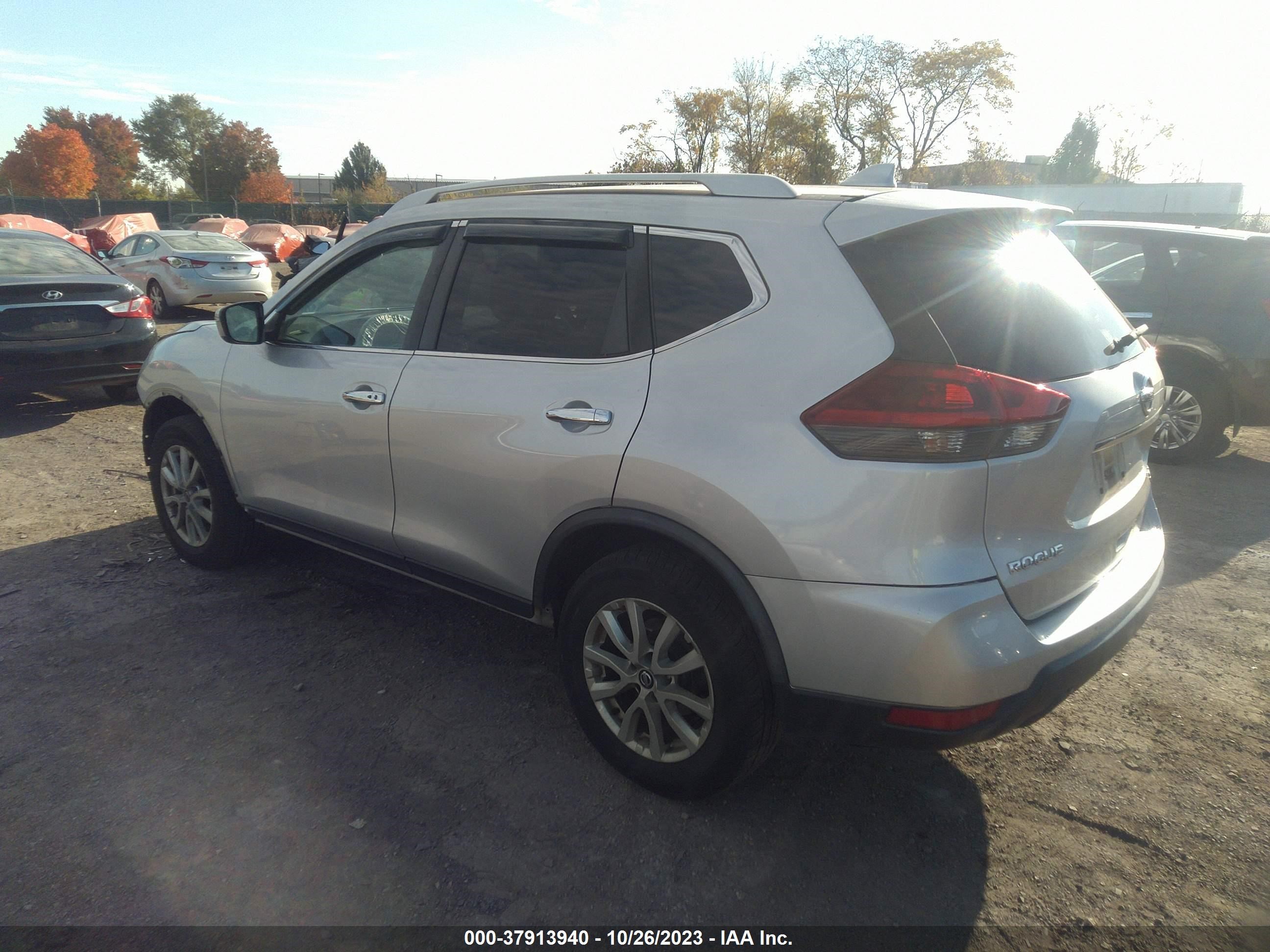 Photo 2 VIN: JN8AT2MV4JW303282 - NISSAN ROGUE 