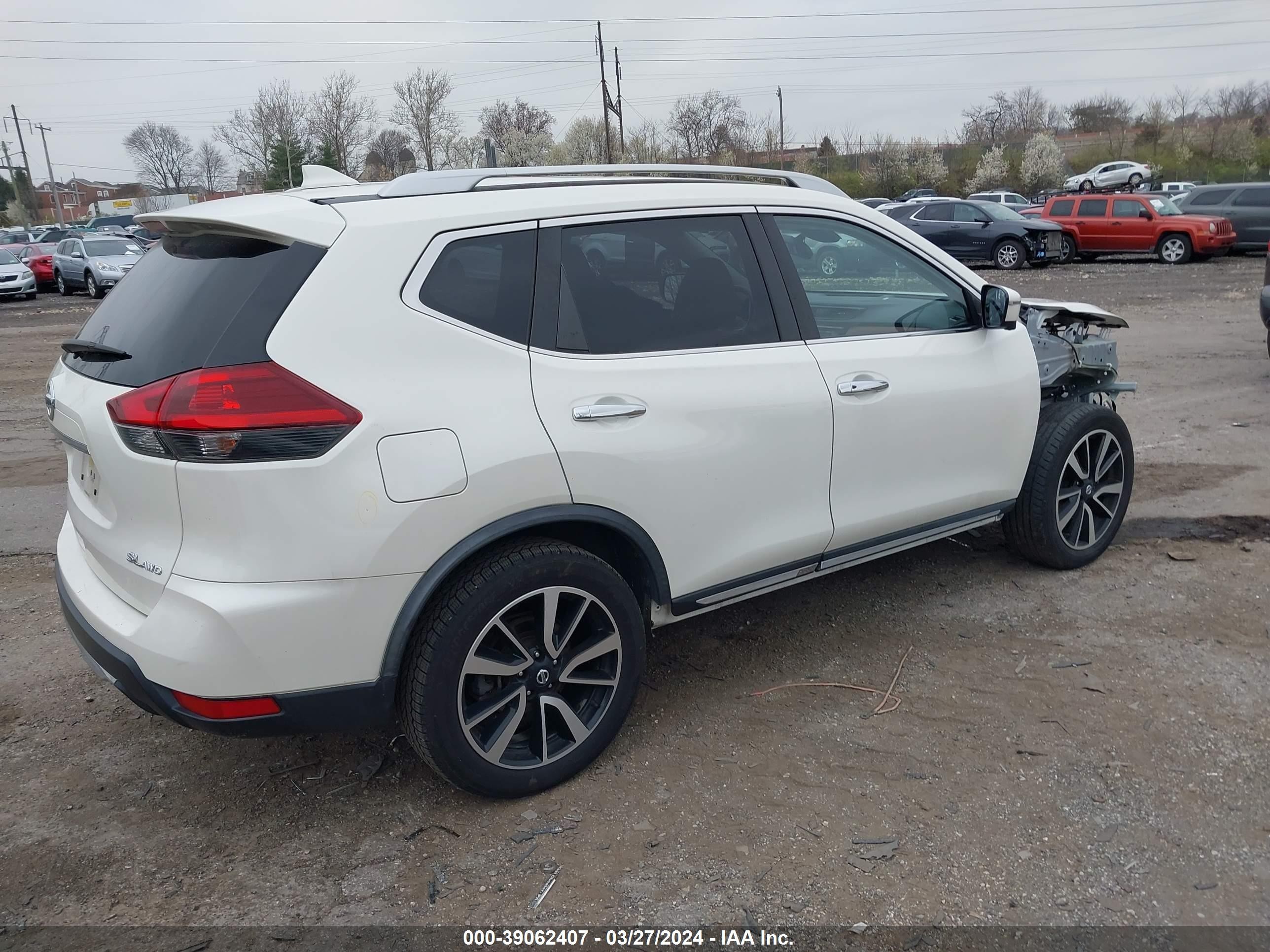 Photo 3 VIN: JN8AT2MV4JW311026 - NISSAN ROGUE 