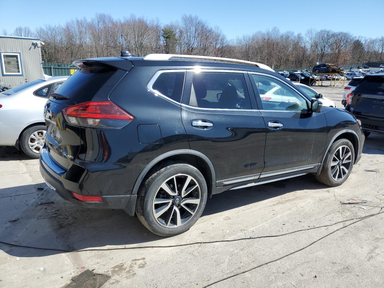 Photo 2 VIN: JN8AT2MV5JW327669 - NISSAN ROGUE 