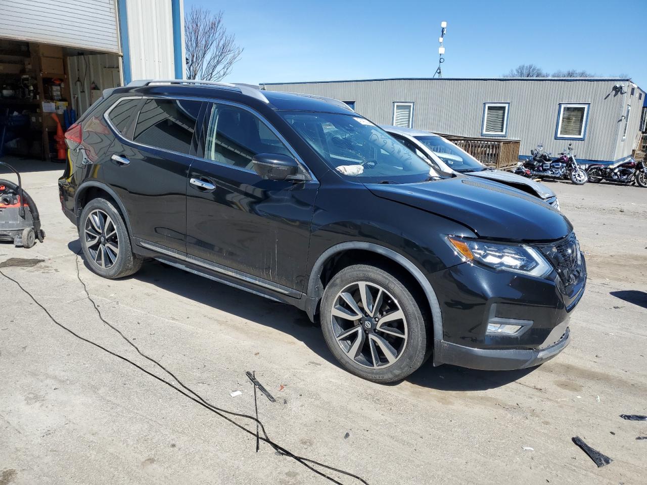 Photo 3 VIN: JN8AT2MV5JW327669 - NISSAN ROGUE 