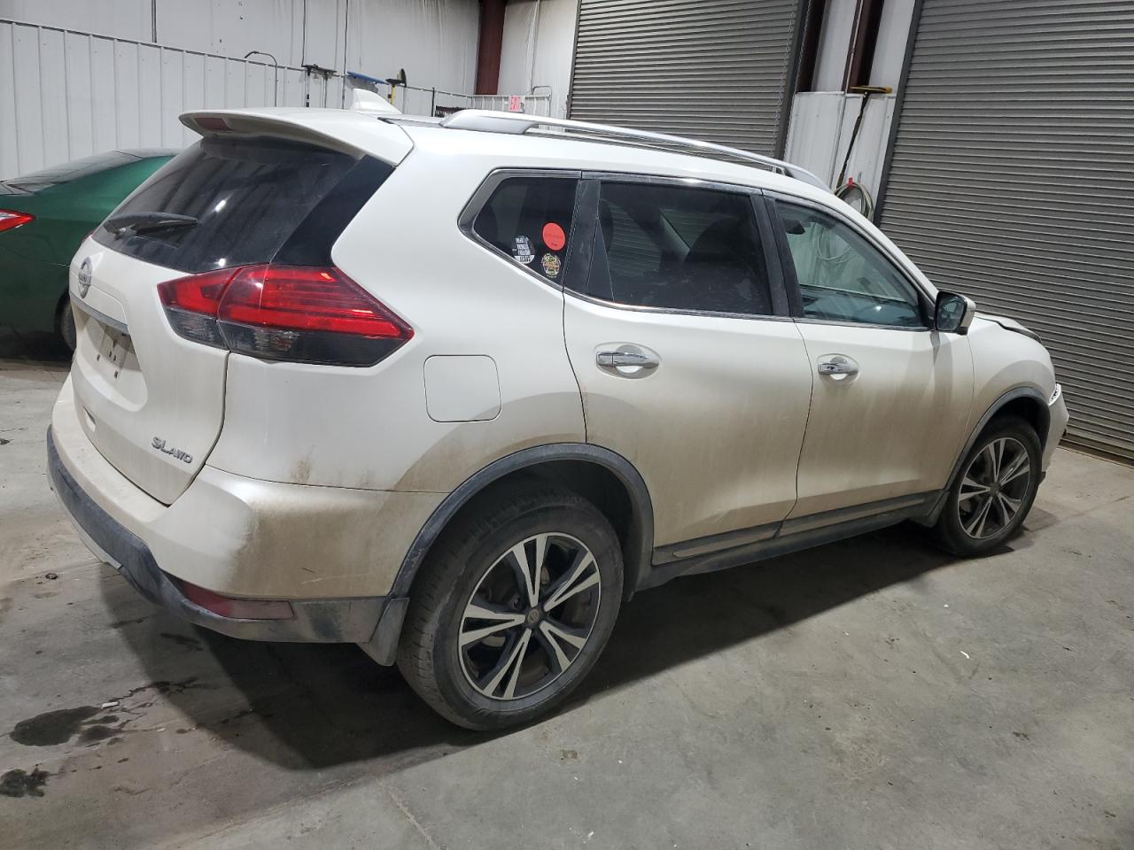 Photo 2 VIN: JN8AT2MV6HW258968 - NISSAN ROGUE 