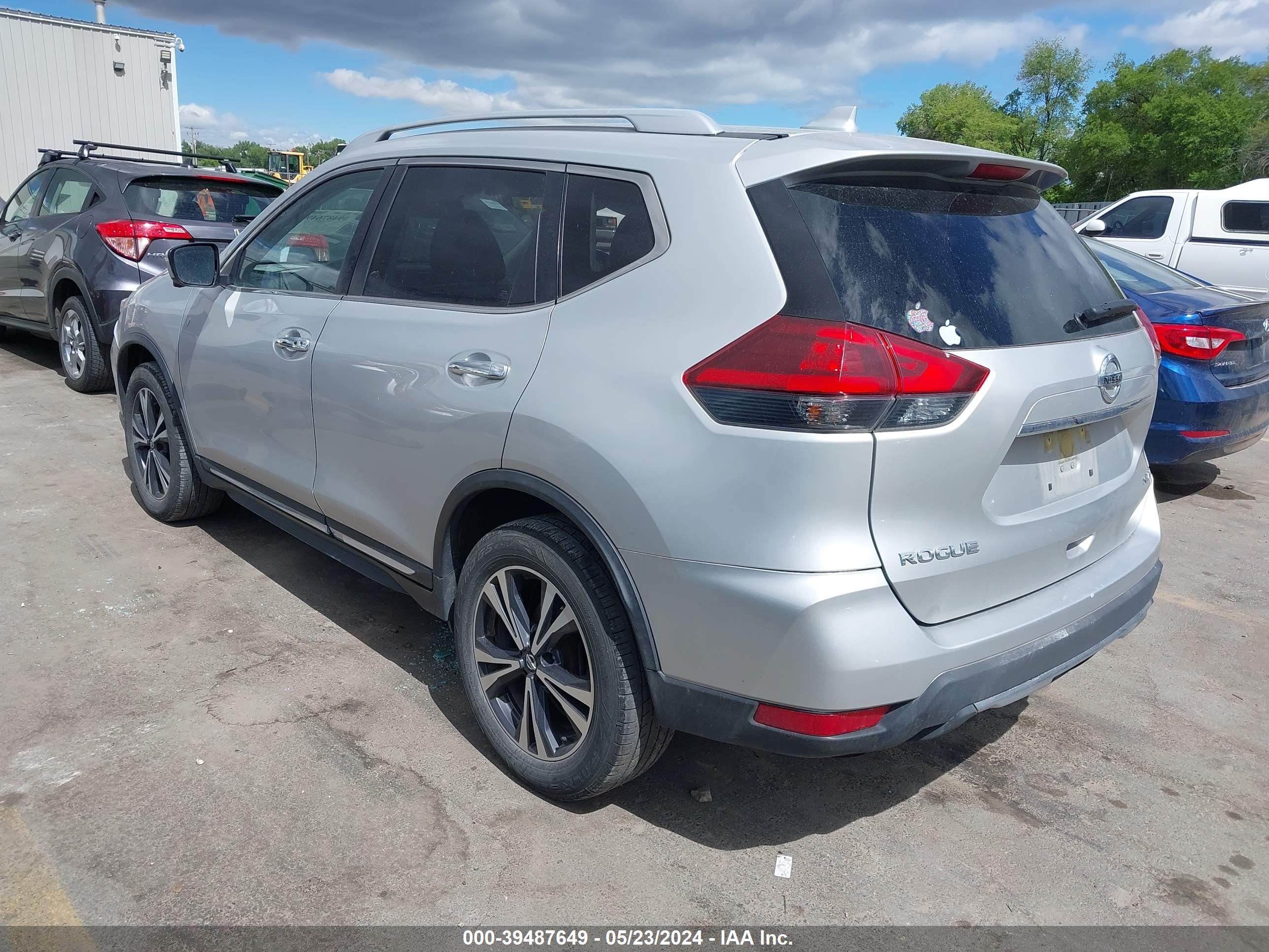 Photo 2 VIN: JN8AT2MV6JW319662 - NISSAN ROGUE 