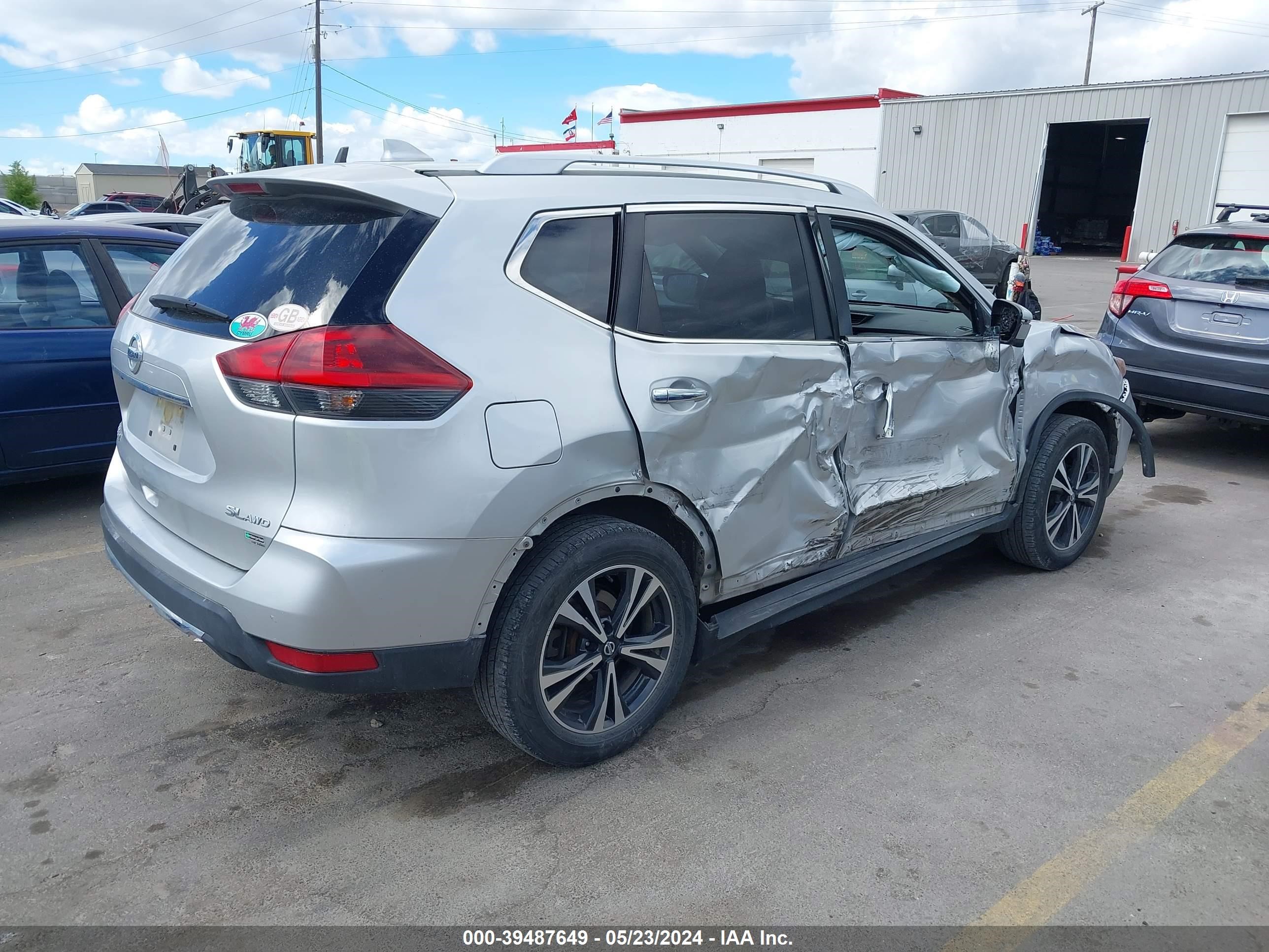 Photo 3 VIN: JN8AT2MV6JW319662 - NISSAN ROGUE 