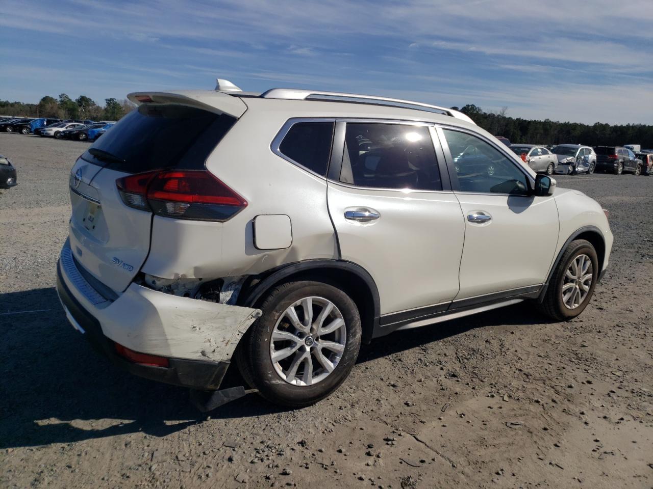 Photo 2 VIN: JN8AT2MV6JW330225 - NISSAN ROGUE 