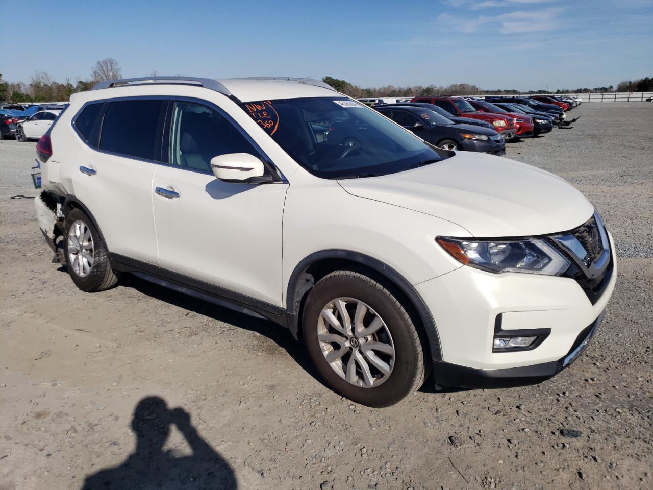 Photo 3 VIN: JN8AT2MV6JW330225 - NISSAN ROGUE 