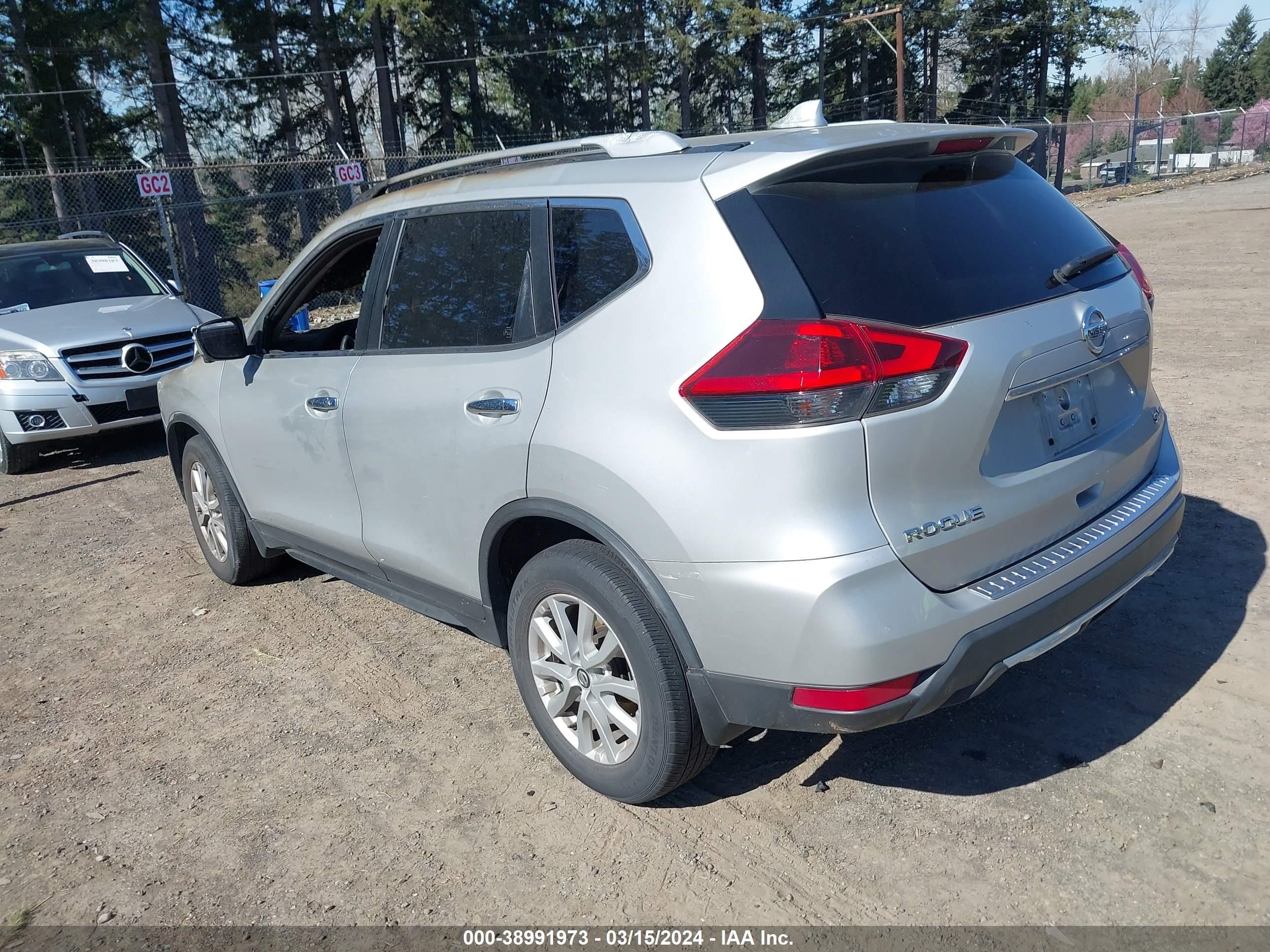 Photo 2 VIN: JN8AT2MV8JW300630 - NISSAN ROGUE 