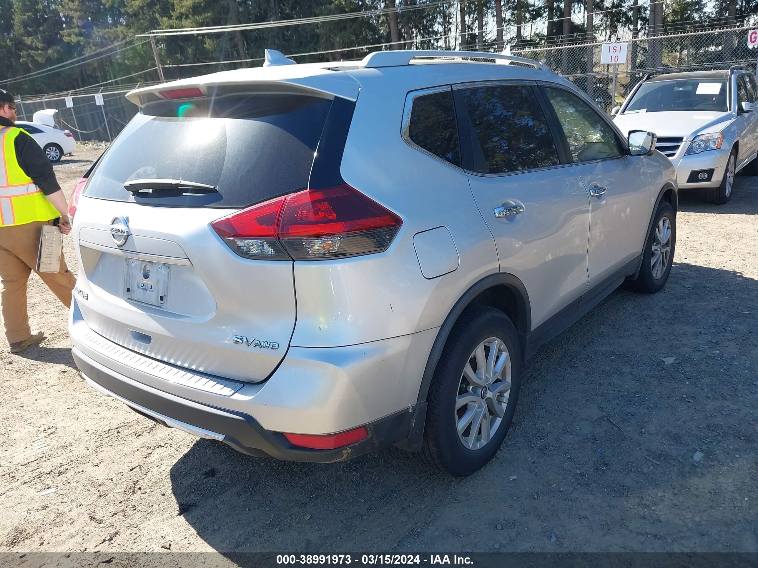 Photo 3 VIN: JN8AT2MV8JW300630 - NISSAN ROGUE 