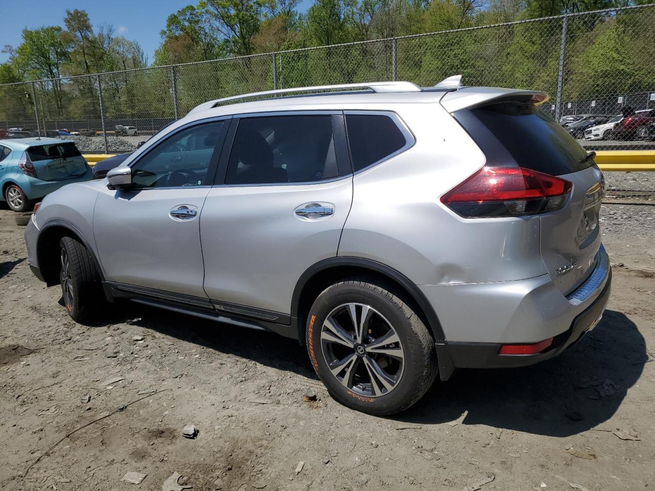 Photo 1 VIN: JN8AT2MV8JW303642 - NISSAN ROGUE 