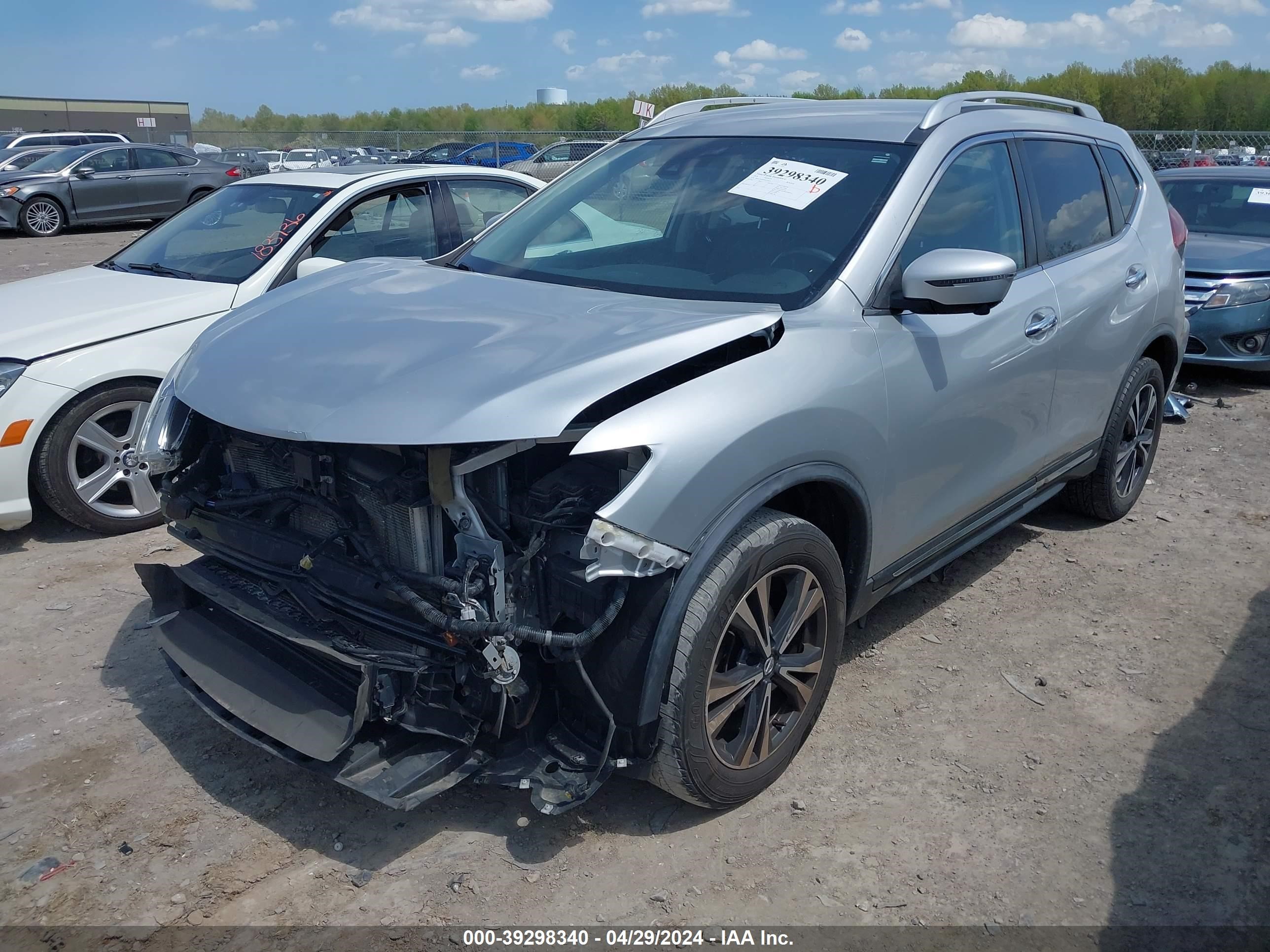 Photo 1 VIN: JN8AT2MV8JW319954 - NISSAN ROGUE 