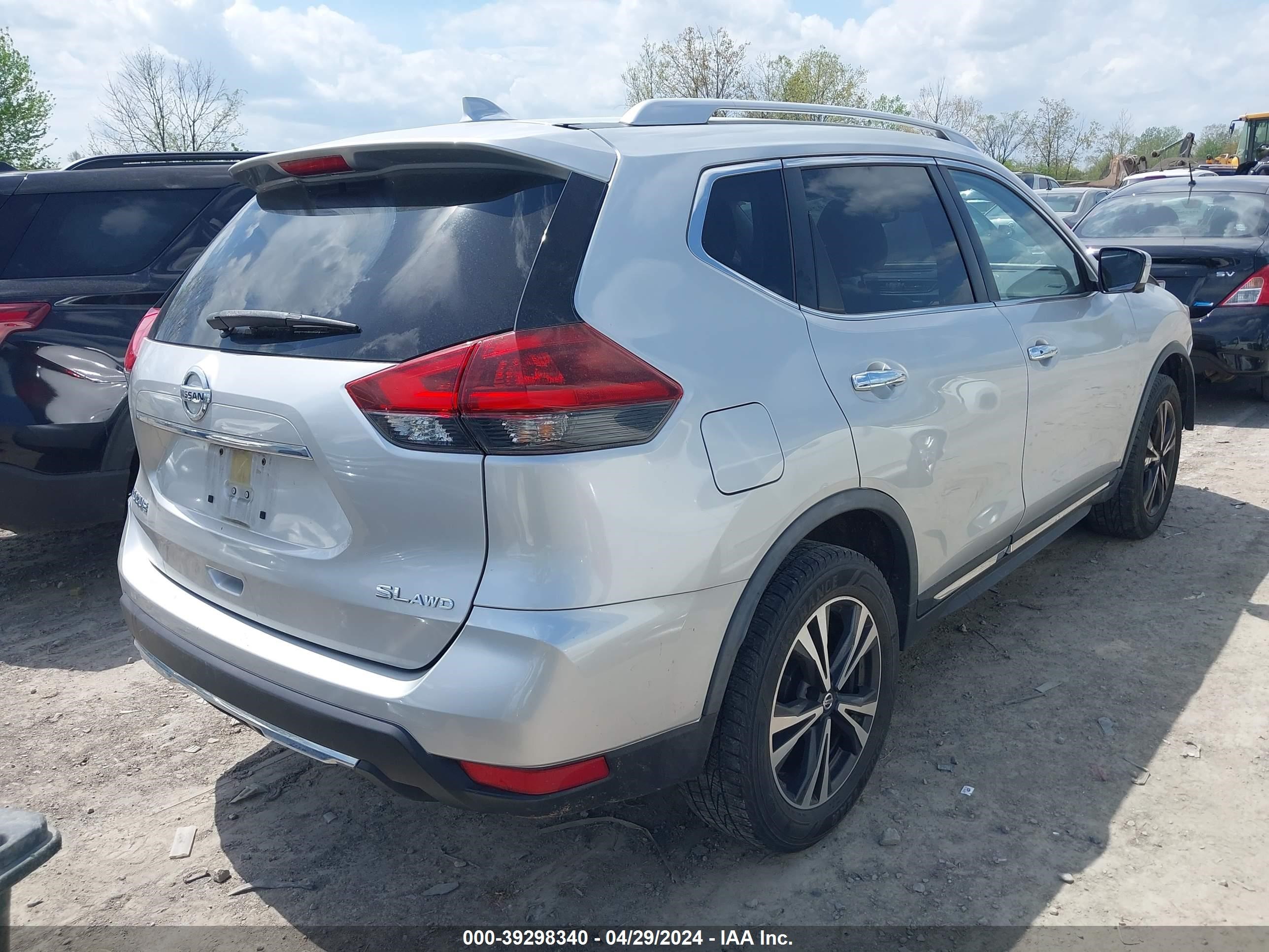 Photo 3 VIN: JN8AT2MV8JW319954 - NISSAN ROGUE 