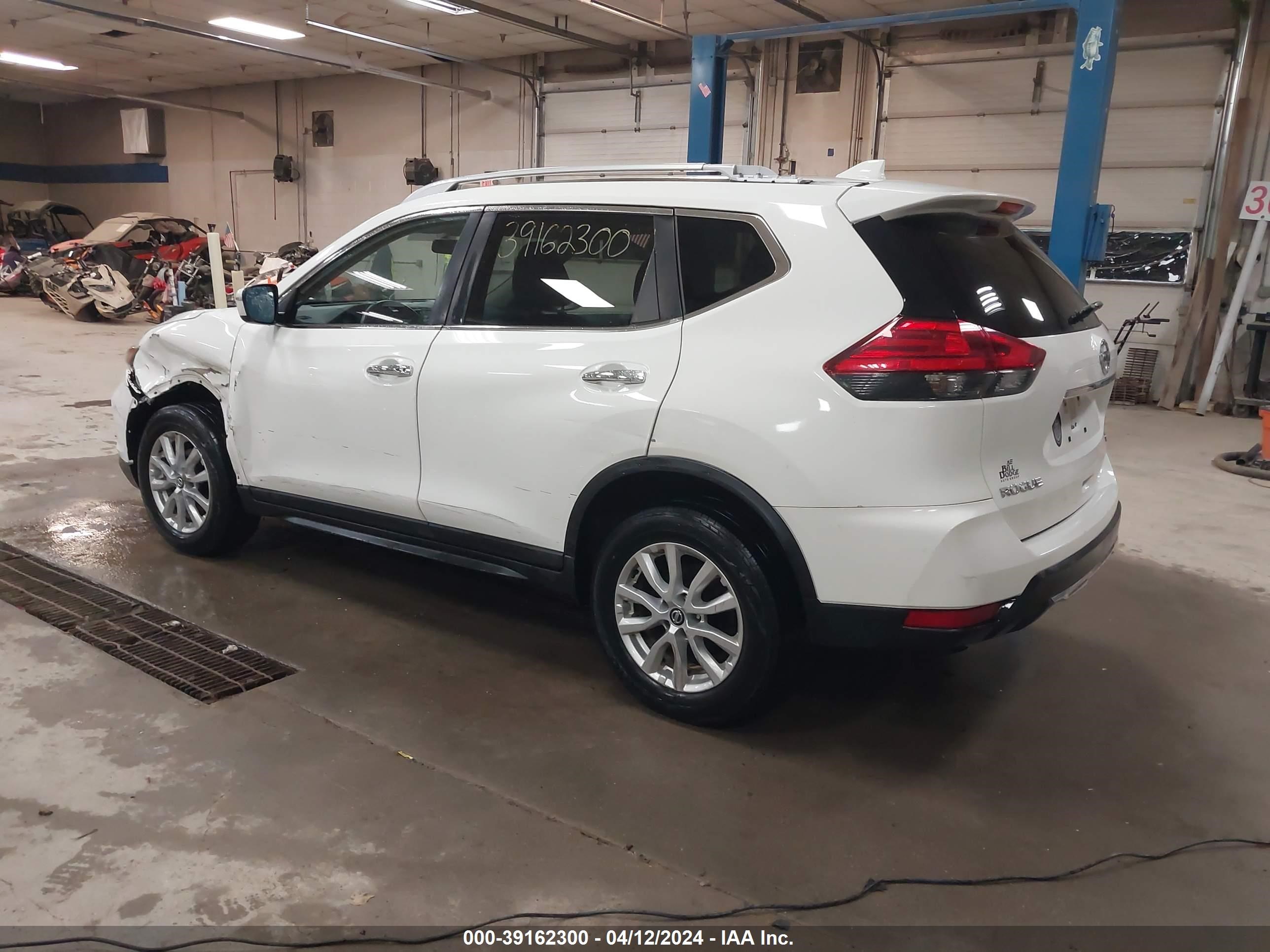 Photo 2 VIN: JN8AT2MV9HW023884 - NISSAN ROGUE 