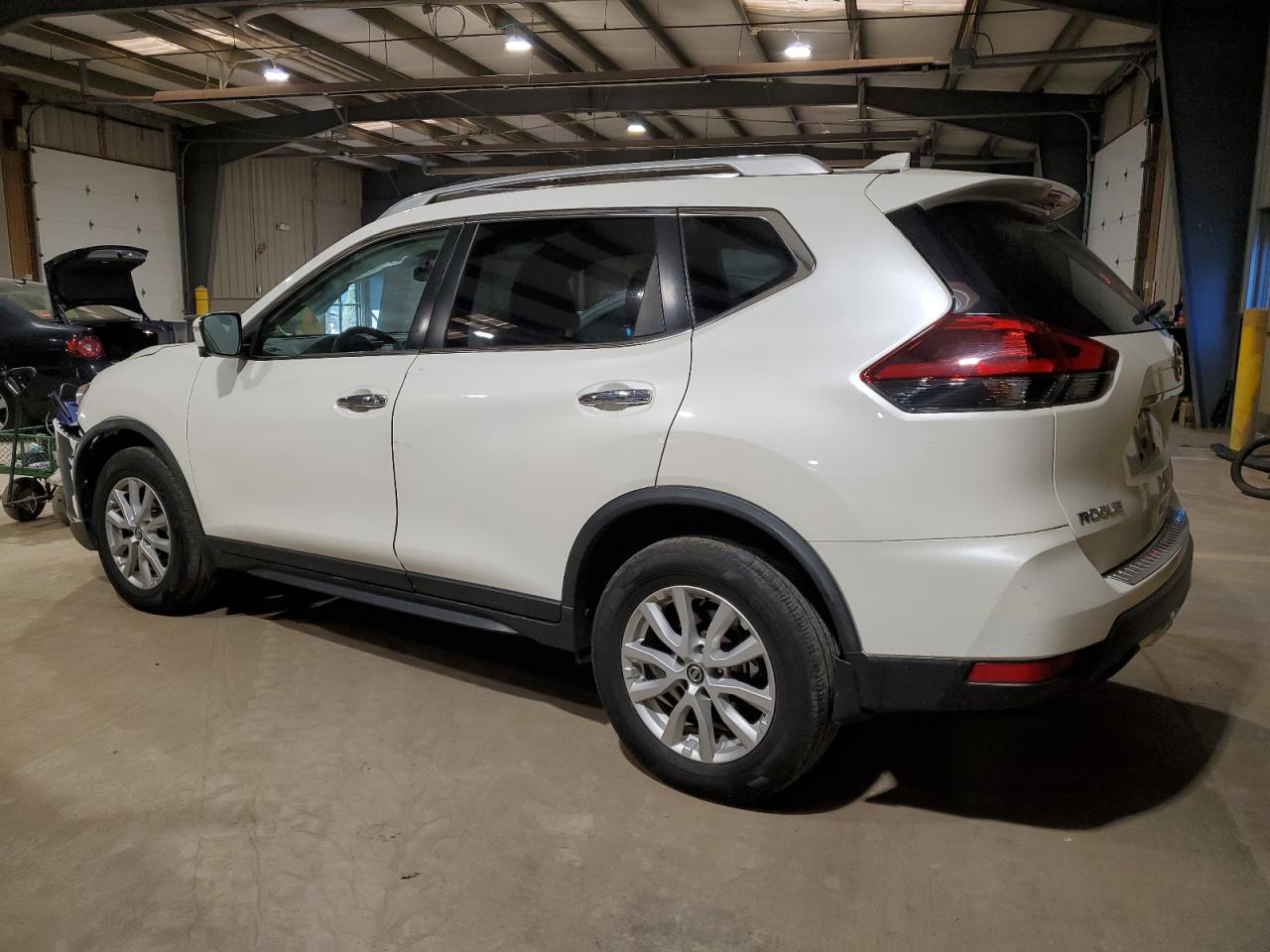 Photo 1 VIN: JN8AT2MV9JW305514 - NISSAN ROGUE 