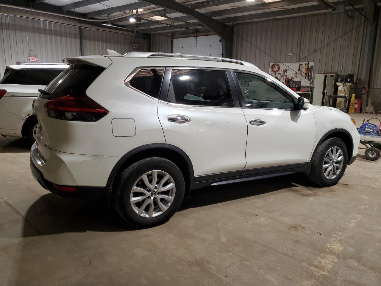 Photo 2 VIN: JN8AT2MV9JW305514 - NISSAN ROGUE 