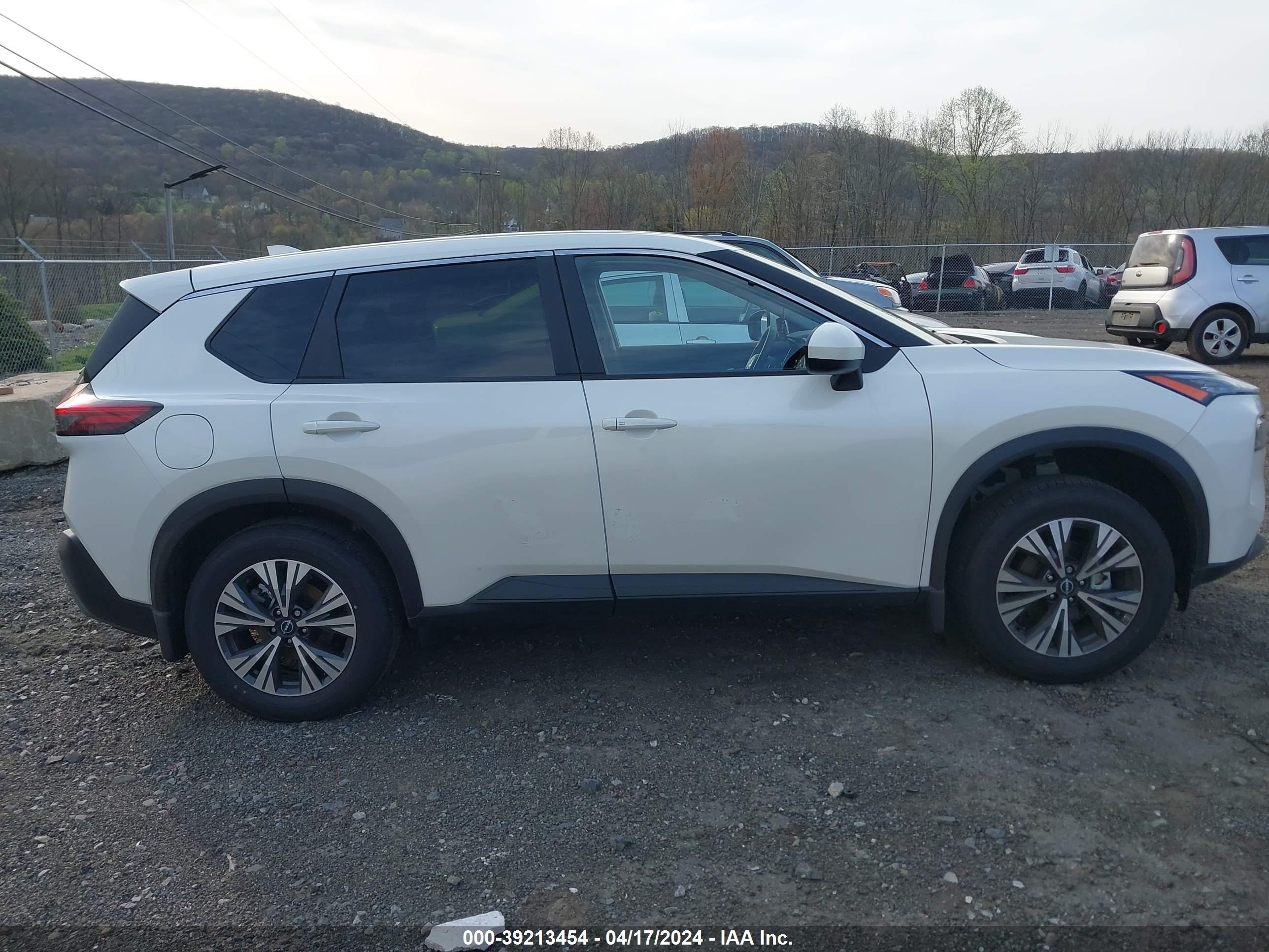 Photo 12 VIN: JN8BT3BBXPW358766 - NISSAN ROGUE 