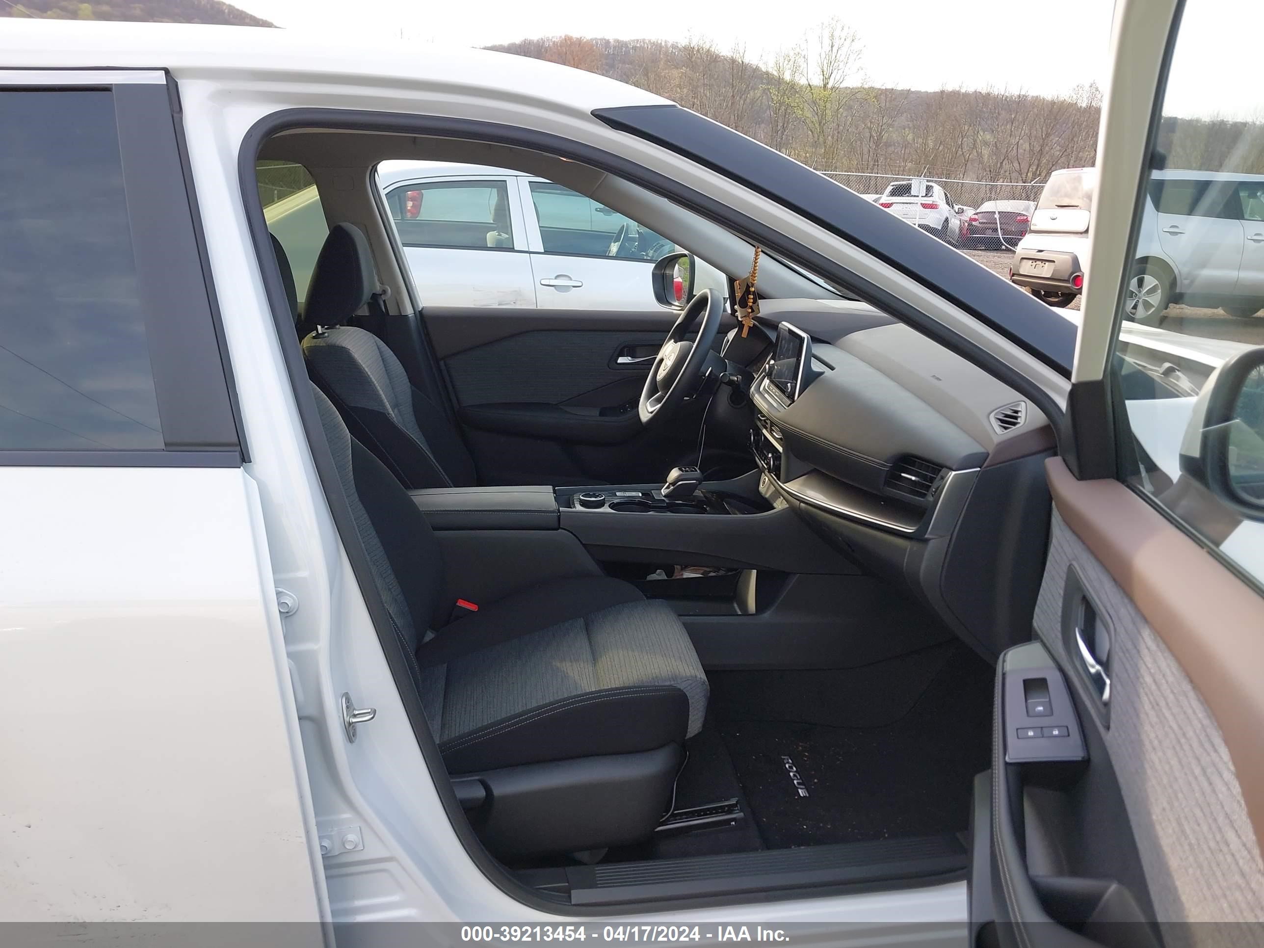 Photo 4 VIN: JN8BT3BBXPW358766 - NISSAN ROGUE 