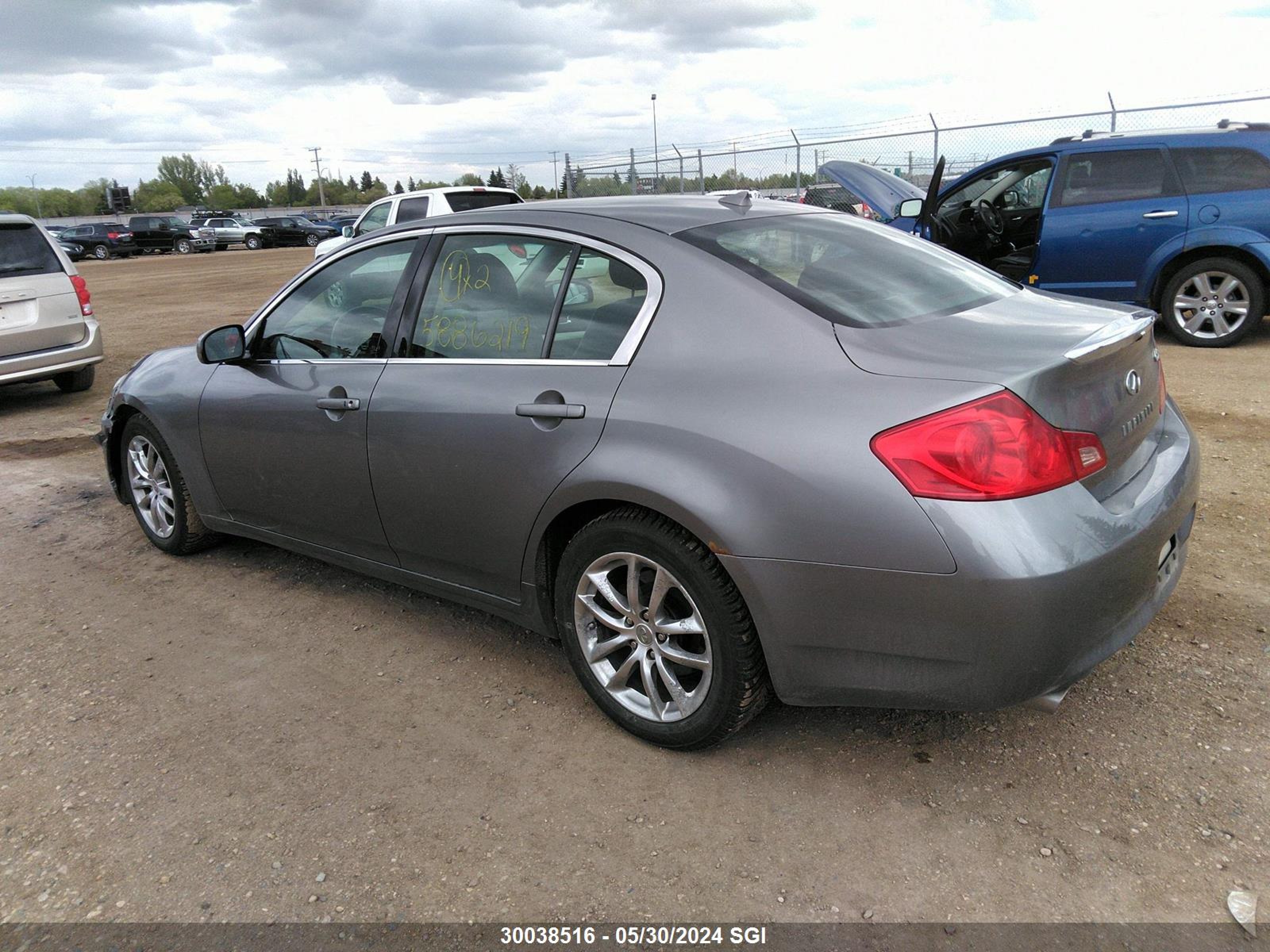 Photo 2 VIN: JNKBV61F47M817859 - INFINITI G 