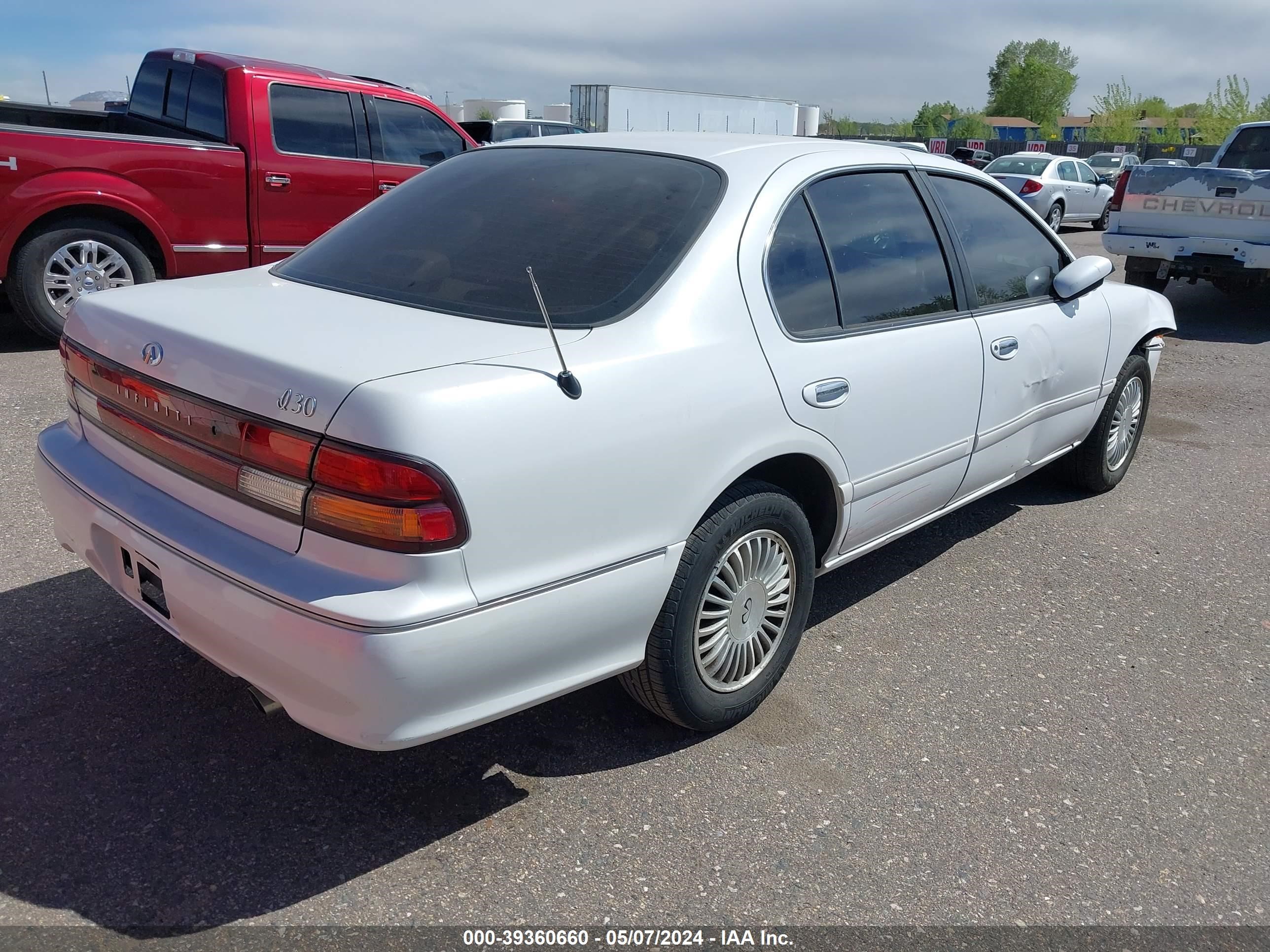 Photo 3 VIN: JNKCA21DXVT523599 - INFINITI I 