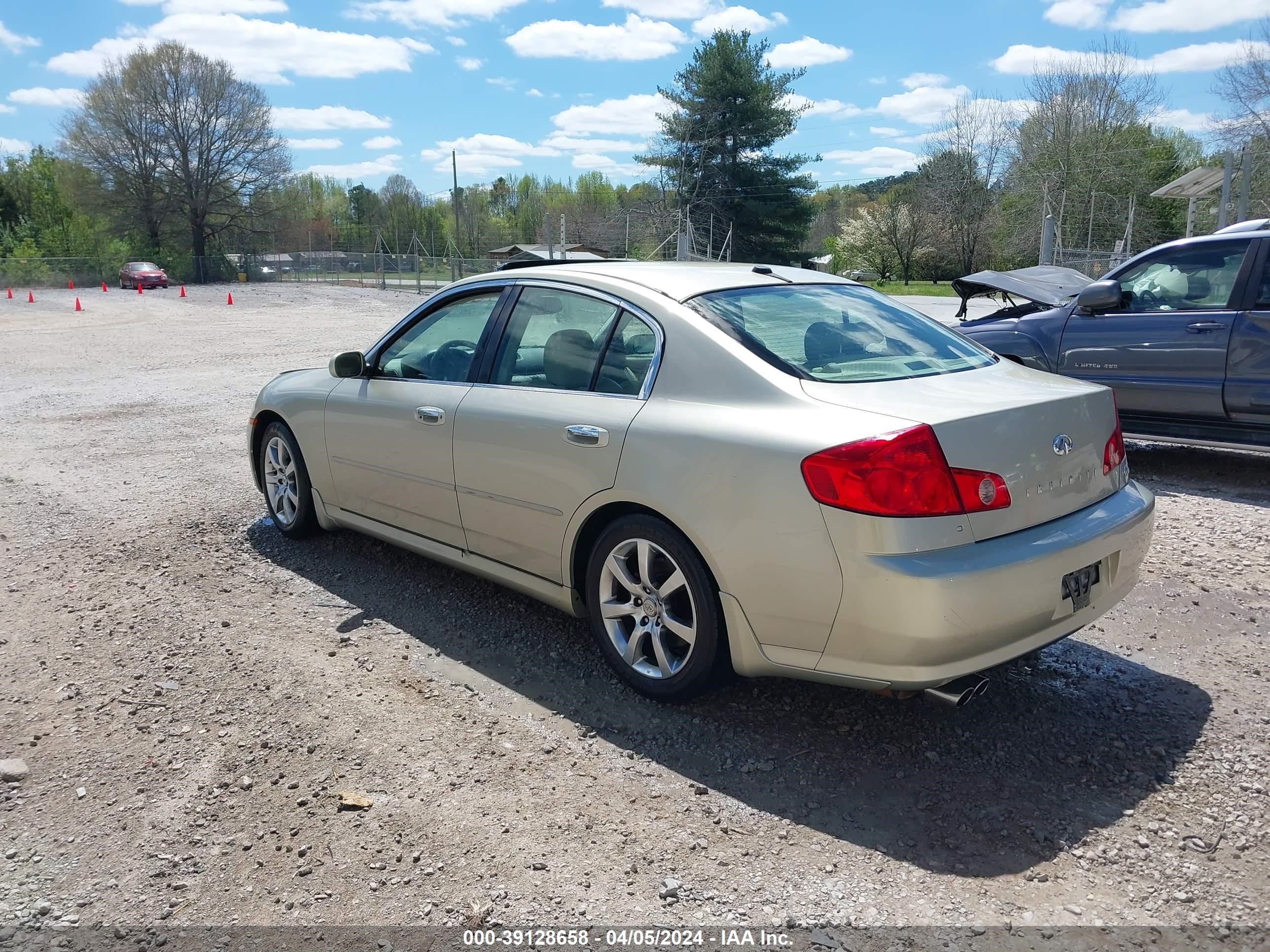 Photo 2 VIN: JNKCV51E45M217250 - INFINITI G 