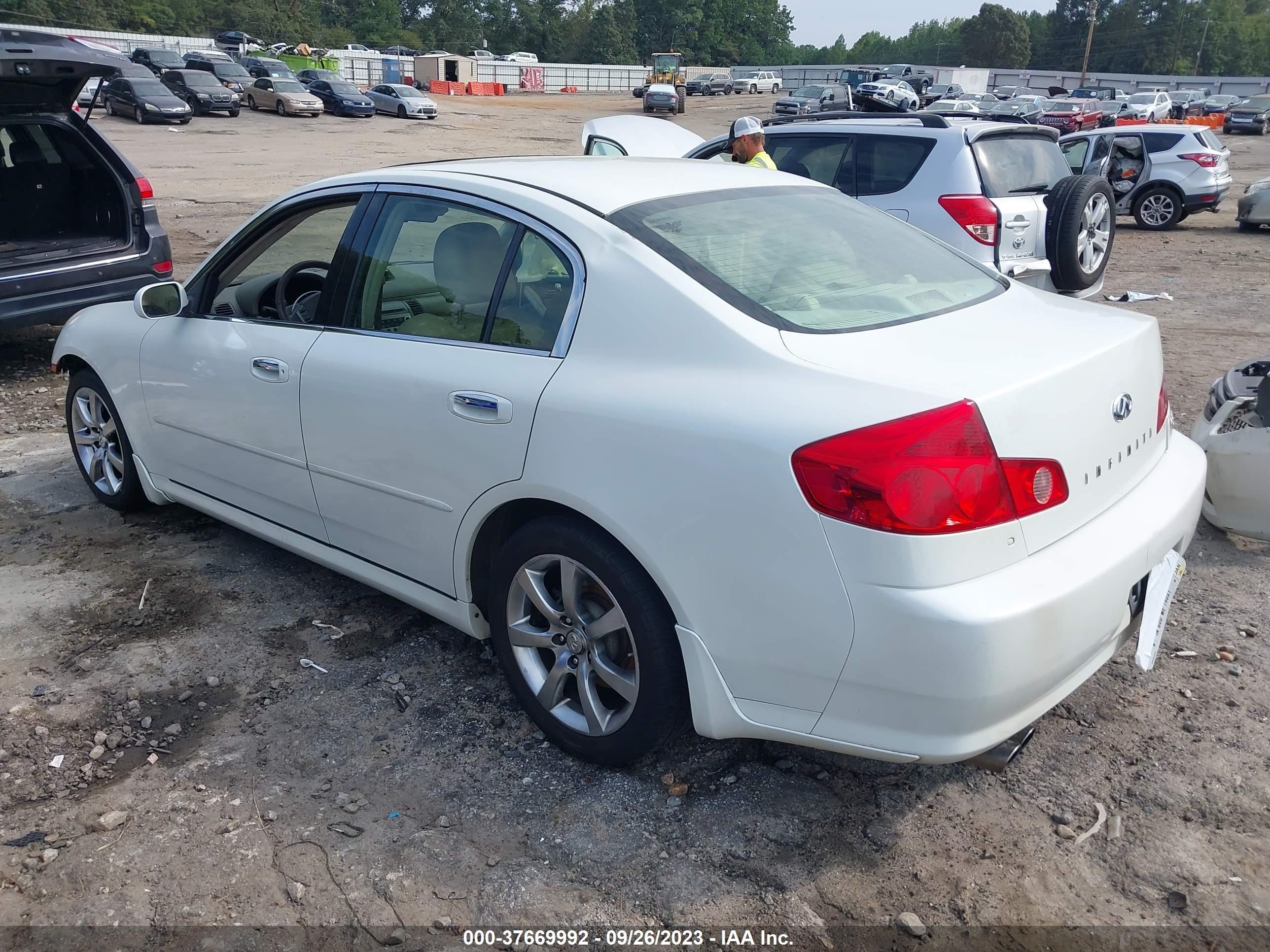 Photo 2 VIN: JNKCV51E95M222931 - INFINITI G 