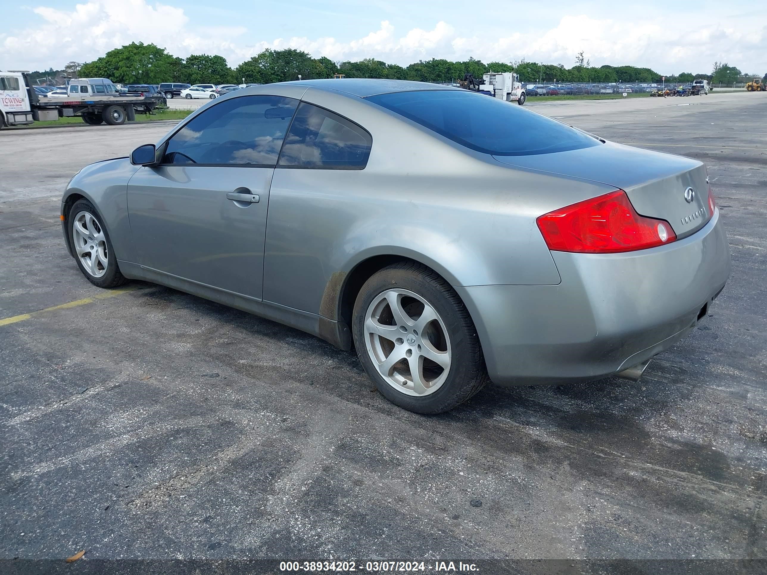 Photo 2 VIN: JNKCV54E34M825996 - INFINITI G 